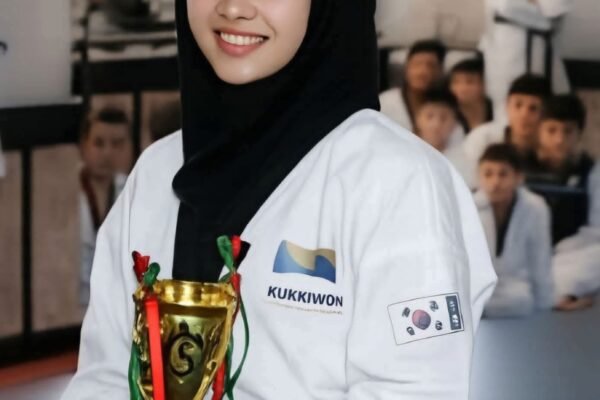 خبرگزاری بانو: رهایی خدیجه احمدزاده، مربی تکواندو در هرات، پس از ۱۳ روز زندان، بار دیگر پرسش‌های جدی در باره شیوه برخورد طالبان با شهروندان، به‌ویژه زنان، و بی‌اعتنایی به عرف، سنت و حتی مقررات اعلام‌شده خود این گروه را برجسته کرده است. عبدالرحیم راشد، رییس روابط عامه ستره محکمه طالبان، به رسانه ها گفته است که این زن به اتهام «نقض قانون امر به معروف و نهی عن المنکر» ۱۳ روز در بازداشت بوده و سپس آزاد شده است. با این حال، نکته اساسی این‌جاست که نه تنها جرمی مشخص برای این زن اعلام نشده، بلکه در هیچ‌یک از مقررات و دستورالعمل‌های رسمی طالبان نیز مجازاتی به نام «۱۳ روز زندان» پیش‌بینی نشده است. خدیجه احمدزاده زمانی بازداشت شد که در یکی از زمین‌های شهرک جبریل هرات به آموزش تکواندو به دختران مصروف بود؛ فعالیتی که نه بر اساس عرف اجتماعی افغانستان جرم شمرده می‌شود و نه پیش از این، به‌گونه شفاف در چارچوب ممنوعیت‌های رسمی طالبان تعریف شده است. با این حال، محتسبان امر به معروف طالبان، بدون حکم محکمه و بدون طی مراحل روشن حقوقی، او را بازداشت کرده‌اند. منتقدان می‌گویند این پرونده نمونه‌ای آشکار از بازداشت خودسرانه است؛ وضعیتی که در آن، تشخیص «جرم»، تعیین «مجازات» و اجرای آن، همگی در دست یک نهاد اجرایی قرار می‌گیرد، بدون آن‌که اصول دادرسی، حق دفاع و حتی قوانین اعلام‌شده رعایت شود. از این منظر، آزادی این مربی پس از ۱۳ روز، نه نشانه اجرای عدالت، بلکه تأییدی بر این واقعیت است که اساساً جرمی وجود نداشته است. این رویداد، نگرانی‌ها را درباره ناامنی حقوقی زنان تشدید می‌کند؛ زنانی که می‌توانند بدون ارتکاب جرم، صرفاً بر اساس برداشت‌های سلیقه‌ای، بازداشت و زندانی شوند. در چنین وضعیتی، پرسش اصلی این است: اگر نه قانون مشخصی نقض شده و نه مجازاتی تعریف شده، بازداشت و زندانی‌کردن شهروندان بر چه مبنایی صورت می‌گیرد؟ پرسشی که پاسخ روشن به آن، همچنان غایب است.