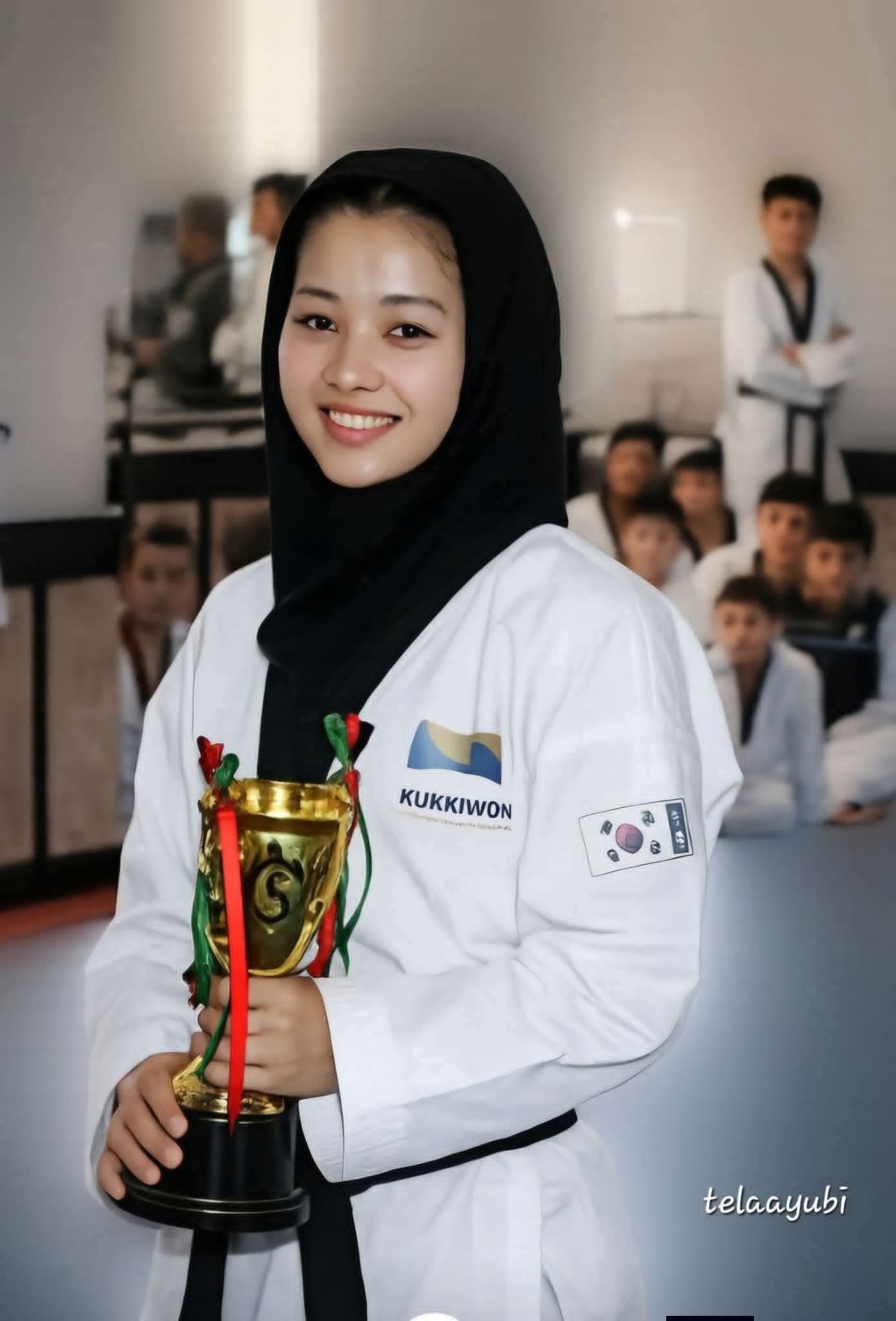 خبرگزاری بانو: رهایی خدیجه احمدزاده، مربی تکواندو در هرات، پس از ۱۳ روز زندان، بار دیگر پرسش‌های جدی در باره شیوه برخورد طالبان با شهروندان، به‌ویژه زنان، و بی‌اعتنایی به عرف، سنت و حتی مقررات اعلام‌شده خود این گروه را برجسته کرده است. عبدالرحیم راشد، رییس روابط عامه ستره محکمه طالبان، به رسانه ها گفته است که این زن به اتهام «نقض قانون امر به معروف و نهی عن المنکر» ۱۳ روز در بازداشت بوده و سپس آزاد شده است. با این حال، نکته اساسی این‌جاست که نه تنها جرمی مشخص برای این زن اعلام نشده، بلکه در هیچ‌یک از مقررات و دستورالعمل‌های رسمی طالبان نیز مجازاتی به نام «۱۳ روز زندان» پیش‌بینی نشده است. خدیجه احمدزاده زمانی بازداشت شد که در یکی از زمین‌های شهرک جبریل هرات به آموزش تکواندو به دختران مصروف بود؛ فعالیتی که نه بر اساس عرف اجتماعی افغانستان جرم شمرده می‌شود و نه پیش از این، به‌گونه شفاف در چارچوب ممنوعیت‌های رسمی طالبان تعریف شده است. با این حال، محتسبان امر به معروف طالبان، بدون حکم محکمه و بدون طی مراحل روشن حقوقی، او را بازداشت کرده‌اند. منتقدان می‌گویند این پرونده نمونه‌ای آشکار از بازداشت خودسرانه است؛ وضعیتی که در آن، تشخیص «جرم»، تعیین «مجازات» و اجرای آن، همگی در دست یک نهاد اجرایی قرار می‌گیرد، بدون آن‌که اصول دادرسی، حق دفاع و حتی قوانین اعلام‌شده رعایت شود. از این منظر، آزادی این مربی پس از ۱۳ روز، نه نشانه اجرای عدالت، بلکه تأییدی بر این واقعیت است که اساساً جرمی وجود نداشته است. این رویداد، نگرانی‌ها را درباره ناامنی حقوقی زنان تشدید می‌کند؛ زنانی که می‌توانند بدون ارتکاب جرم، صرفاً بر اساس برداشت‌های سلیقه‌ای، بازداشت و زندانی شوند. در چنین وضعیتی، پرسش اصلی این است: اگر نه قانون مشخصی نقض شده و نه مجازاتی تعریف شده، بازداشت و زندانی‌کردن شهروندان بر چه مبنایی صورت می‌گیرد؟ پرسشی که پاسخ روشن به آن، همچنان غایب است.