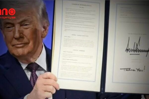 خبرگزاری بانو: دونالد ترمپ، رئیس‌جمهور ایالات متحده امریکا، از راه‌اندازی نهادی به نام «شورای صلح» برای حل‌وفصل جنگ‌ها و درگیری‌های جهانی خبر داده است. ترمپ روز پنج‌شنبه، ۲۲ جنوری (۲ دلو)، در نشست مجمع جهانی اقتصاد در داووس اعلام کرد که این شورا در ابتدا با هدف تثبیت آتش‌بس در غزه ایجاد شده، اما می‌تواند نقش گسترده‌تری در مدیریت بحران‌های بین‌المللی ایفا کند. او گفت: «وقتی این شورا به‌گونه کامل تشکیل شود، می‌توانیم تقریباً هر کاری که می‌خواهیم انجام دهیم و آن را با همکاری سازمان ملل متحد پیش ببریم.» با وجود این اظهارات، شماری از کشورهای اروپایی و برخی دیگر از دولت‌ها نسبت به پیامدهای این ابتکار ابراز نگرانی کرده‌اند و گفته‌اند که ایجاد چنین شورایی ممکن است به تضعیف جایگاه و نقش سازمان ملل متحد بینجامد. ترمپ افزوده است که ریاست «شورای صلح» را شخصاً بر عهده خواهد داشت و از ده‌ها رهبر جهان برای پیوستن به آن دعوت کرده است. به گفته او، تاکنون حدود ۳۵ کشور، از جمله عربستان سعودی، امارات متحده عربی، مصر، ترکیه و بلاروس، برای عضویت در این شورا اعلام آمادگی کرده‌اند. در مقابل، روسیه، چین و برخی کشورهای اروپایی هنوز پاسخ روشنی به این دعوت نداده‌اند و فرانسه و کانادا به‌صورت علنی با این پیشنهاد مخالفت کرده‌اند. بر اساس طرح اعلام‌شده، کشورهایی که قصد پیوستن به «شورای صلح» ترمپ را دارند، موظف به پرداخت یک میلیارد دالر خواهند بود.