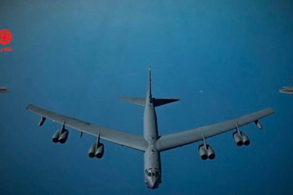 خبرگزاری بانو: کانال ۱۳ تلویزیون اسرائیل گزارش داده است که ارتش این کشور مقدمات لازم برای یک حمله احتمالی ایالات متحده امریکا علیه ایران را تکمیل کرده است. بر اساس این گزارش، آمادگی‌های ارتش اسرائیل شامل هماهنگی‌های عملیاتی، افزایش سطح آماده‌باش و فراهم‌سازی زیرساخت‌های لازم برای پشتیبانی از سناریوهای مختلف نظامی بوده است؛ هرچند جزییات بیشتری در مورد زمان و ابعاد احتمالی این حمله ارائه نشده است. این رسانه اسرائیلی افزوده است که این آمادگی‌ها در حالی صورت می‌گیرد که تنش‌ها میان واشنگتن و تهران در هفته‌های اخیر افزایش یافته و نگرانی‌ها در باره تشدید رویارویی نظامی در منطقه بالا رفته است. مقام‌های رسمی ایالات متحده و اسرائیل تاکنون به‌گونه رسمی این گزارش را تأیید یا رد نکرده‌اند. با این حال، انتشار چنین گزارش‌هایی می‌تواند بر فضای سیاسی و امنیتی منطقه، به‌ویژه در خاورمیانه، تأثیرگذار باشد. تحلیل‌گران می‌گویند که طرح چنین سناریوهایی، چه در مرحله اجرا قرار داشته باشد یا در حد فشار سیاسی، نشان‌دهنده حساسیت بالای وضعیت کنونی و شکننده‌بودن معادلات امنیتی میان امریکا، اسرائیل و ایران است.