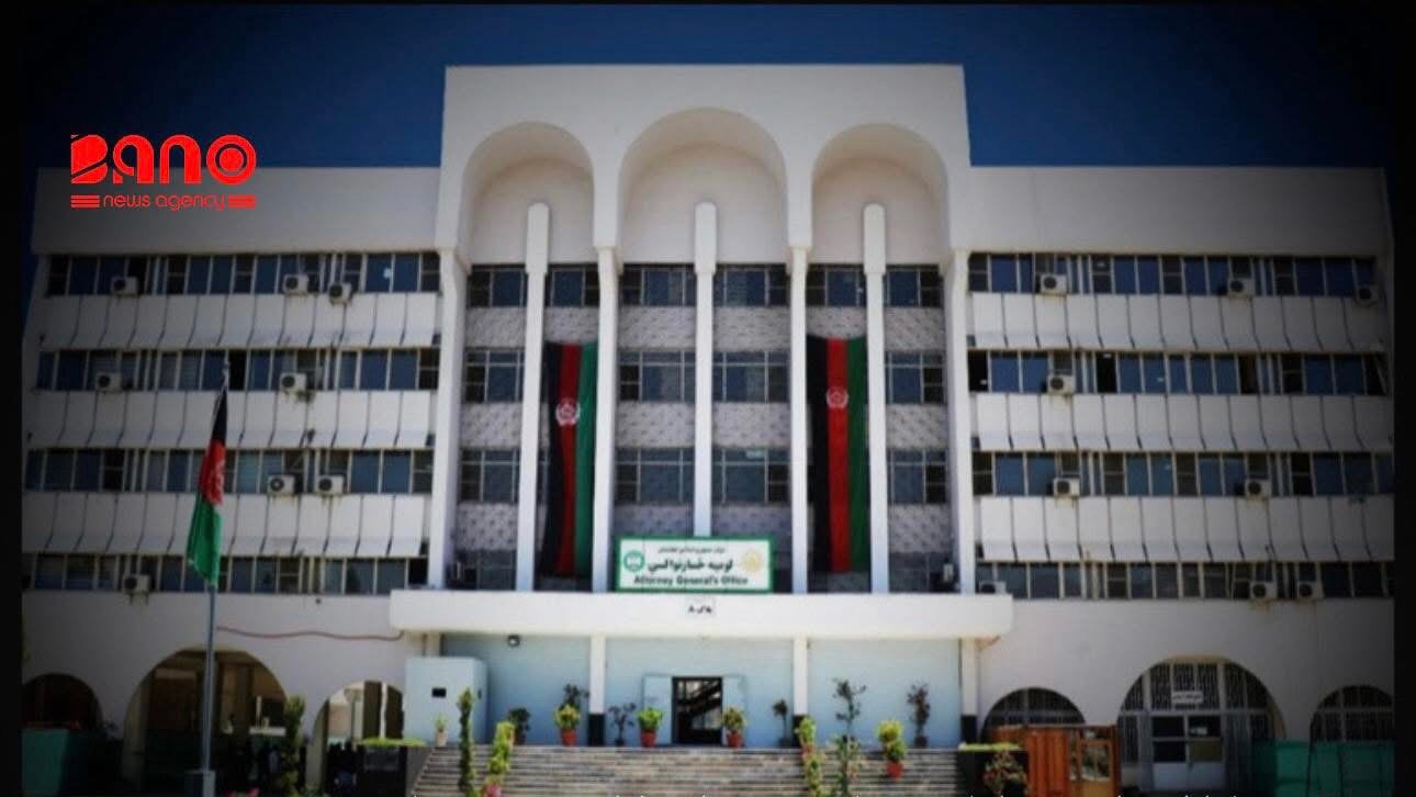 خبرگزاری بانو: اصول‌نامه جزایی تازه طالبان نشان می‌دهد که این گروه با تدوین و اجرای یک سند قضایی جدید، تبعیض مذهبی، محدودیت آزادی‌های فردی، مجازات‌های خشن و سرکوب منتقدان را به‌گونه رسمی و قانونی نهادینه کرده است. براساس این اصول‌نامه، طالبان پیروان مذهب حنفی را تنها «مسلمان» دانسته و سایر مذاهب و باورهای دینی را با عناوینی چون «مبتدع» تعریف کرده‌اند؛ رویکردی که عملاً اقلیت‌های مذهبی را از حمایت برابر قانونی محروم می‌کند و زمینه مجازات‌های سلیقه‌ای را فراهم می‌سازد. در این سند، مجازات‌هایی چون شلاق به‌طور گسترده پیش‌بینی شده و اختیار اجرای آن بدون محدودیت‌های روشن به نظام قضایی طالبان واگذار شده است. همچنین طالبان اجازه داده‌اند که به نام «مصلحت عمومی» و با اجازه رهبر این گروه، افرادی که از دید آنان «مفسد» یا دارای «عقاید باطل» دانسته می‌شوند، به قتل برسند. اصول‌نامه جزایی طالبان، اصول بنیادین محاکمه عادلانه را نادیده گرفته است. حق دسترسی به وکیل مدافع، حق سکوت، اصل برائت و منع بازداشت و مجازات خودسرانه در این سند جایگاهی ندارد و «اقرار» و «شهادت» به‌عنوان ابزارهای اصلی اثبات جرم معرفی شده‌اند؛ امری که خطر شکنجه و اعتراف اجباری را افزایش می‌دهد. در بخش دیگری از این اصول‌نامه، طالبان جامعه را به طبقات مختلف تقسیم کرده‌اند و نوع مجازات را بر اساس جایگاه اجتماعی افراد تعیین می‌کنند. افزون بر این، با به‌کاربردن واژه‌هایی چون «غلام»، تفکیک میان «آزاد» و «برده» به‌عنوان یک وضعیت حقوقی به رسمیت شناخته شده است. این سند همچنین انتقاد از تصمیم‌ها و ممنوعیت‌های اعلام‌شده توسط رهبر طالبان را جرم تلقی کرده و برای آن مجازات حبس و شلاق در نظر گرفته است؛ اقدامی که آزادی بیان و حق اعتراض را به‌شدت محدود می‌کند. در نهایت اجرای چنین اصول‌نامه‌ای، در غیاب هرگونه نظارت مستقل و پاسخ‌گویی قضایی، می‌تواند به گسترش سرکوب، افزایش بازداشت‌های خودسرانه و نهادینه شدن نقض حقوق بشر در افغانستان منجر شود.