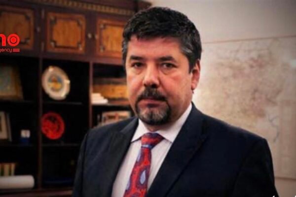 خبرگزاری بانو: رحمت‌الله نبیل، رئیس پیشین امنیت ملی، در واکنش به نشر «اصول‌نامه جزایی طالبان» این اصول‌نامه را نشانه‌ای دیگری از سیاست‌زدگی و ابزاری بودن دین خوانده و گفته که تداوم وضعیت کنونی، «هیچ آینده‌ای برای افغانستان» ندارد. نبیل در یادداشتی در شبکه اجتماعی اکس، افزوده که زمان برای ارائه‌ی تفسیر شجاعانه و رهایی بخش از دین فرا رسیده و تمامی جریان‌ها و شهروندان افغانستان را در برابر یک مسئولیت تاریخی قرار داده است. او افزوده که آینده افغانستان در گرو یک روایت نو است و آن، مبارزه برای جدایی محترمانه دین از حکومت و ساختن یک دولت شهروند‌محور، قانون‌محور و مبتنی بر حقوق انسان است. رئیس پیشین امنیت ملی، خواستار عبور از مرزهای قومی، زبانی و مذهبی شده و تاکید کرده که، دین باید به جایگاه اخلاقی و انسانی‌اش برگردانده شود. به گفته‌ای آقای نبیل، تجربه بسیاری از ملت‌ها نشان داده که دین تنها زمانی محترم می‌ماند که ابزار قدرت سیاسی نشود، و دولت تنها زمانی پایدار می‌ماند که بر اراده شهروندان استوار باشد. رحمت‌الله نبیل در ادامه با صدور یک فراخوان گفته است: «به همه نیروهای سیاسی، جامعه مدنی، دانشگاهیان، علما، زنان و جوانان؛ بیایید حول محور افغانستان شهروند‌محور، عادل و انسانی بسیج شویم و یک روایت ملی نو برای آینده بسازیم.» رئیس پیشین امنیت ملی با بیان این که وضعیت کنونی چرخه‌ای باطل از جهل، افراط و خشونت است که به گفته‌ی او، نه فردا می‌سازد و نه وطن، بلکه آتش، دود، خون و ویرانی به‌جا می‌گذارد. او هشدار داده که با تداوم وضعیت کنونی، افغانستان نه خانه مردم خواهد بود و نه مأمن دین. به تازگی اصول‌نامه جزایی طالبان در اختیار رسانه‌ها قرار گرفته که واکنش‌های تند نهادهای مختلف و شخصیت‌های سیاسی را به همراه داشته است. اکثر نهادها و افراد، این اصول نامه را تاییدی در جهت سیاست زن‌ستیز طالبان ارزیابی کرده‌اند