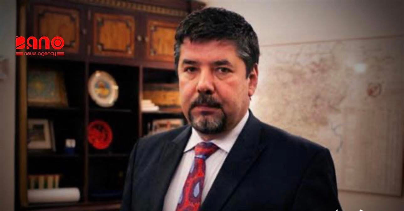 خبرگزاری بانو: رحمت‌الله نبیل، رئیس پیشین امنیت ملی، در واکنش به نشر «اصول‌نامه جزایی طالبان» این اصول‌نامه را نشانه‌ای دیگری از سیاست‌زدگی و ابزاری بودن دین خوانده و گفته که تداوم وضعیت کنونی، «هیچ آینده‌ای برای افغانستان» ندارد. نبیل در یادداشتی در شبکه اجتماعی اکس، افزوده که زمان برای ارائه‌ی تفسیر شجاعانه و رهایی بخش از دین فرا رسیده و تمامی جریان‌ها و شهروندان افغانستان را در برابر یک مسئولیت تاریخی قرار داده است. او افزوده که آینده افغانستان در گرو یک روایت نو است و آن، مبارزه برای جدایی محترمانه دین از حکومت و ساختن یک دولت شهروند‌محور، قانون‌محور و مبتنی بر حقوق انسان است. رئیس پیشین امنیت ملی، خواستار عبور از مرزهای قومی، زبانی و مذهبی شده و تاکید کرده که، دین باید به جایگاه اخلاقی و انسانی‌اش برگردانده شود. به گفته‌ای آقای نبیل، تجربه بسیاری از ملت‌ها نشان داده که دین تنها زمانی محترم می‌ماند که ابزار قدرت سیاسی نشود، و دولت تنها زمانی پایدار می‌ماند که بر اراده شهروندان استوار باشد. رحمت‌الله نبیل در ادامه با صدور یک فراخوان گفته است: «به همه نیروهای سیاسی، جامعه مدنی، دانشگاهیان، علما، زنان و جوانان؛ بیایید حول محور افغانستان شهروند‌محور، عادل و انسانی بسیج شویم و یک روایت ملی نو برای آینده بسازیم.» رئیس پیشین امنیت ملی با بیان این که وضعیت کنونی چرخه‌ای باطل از جهل، افراط و خشونت است که به گفته‌ی او، نه فردا می‌سازد و نه وطن، بلکه آتش، دود، خون و ویرانی به‌جا می‌گذارد. او هشدار داده که با تداوم وضعیت کنونی، افغانستان نه خانه مردم خواهد بود و نه مأمن دین. به تازگی اصول‌نامه جزایی طالبان در اختیار رسانه‌ها قرار گرفته که واکنش‌های تند نهادهای مختلف و شخصیت‌های سیاسی را به همراه داشته است. اکثر نهادها و افراد، این اصول نامه را تاییدی در جهت سیاست زن‌ستیز طالبان ارزیابی کرده‌اند