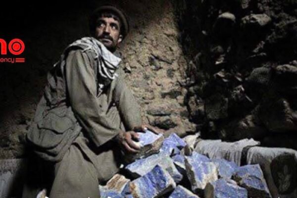 خبرگزاری بانو: مسوولان محلی طالبان در ولایت پکتیا می‌گویند که ۱۷ معدن‌کار که به‌دلیل برف‌باری شدید و سرمای جان‌سوز در ولسوالی زرمت گیر مانده بودند، نجات داده شده‌اند. به گفته منابع این معدن‌کاران در یک معدن کرومایت در ولسوالی زرمت گرفتار شده بودند که با تلاش نیروهای امنیتی طالبان، همکاری مردم محل و پشتیبانی نیروی هوایی، از ساحه خارج و نجات داده شدند. بر بنیاد معلومات ارائه‌شده، افراد نجات‌یافته برای دریافت تداوی اولیه به شفاخانه حوزوی پکتیا منتقل شده‌اند و پزشکان وضعیت صحی آنان را قناعت‌بخش گزارش داده‌اند. منابع گفته‌اند که بارش سنگین برف و بسته‌بودن راه‌های مواصلاتی، روند کمک‌رسانی را با دشواری مواجه کرده بود، اما عملیات نجات با موفقیت انجام شد.