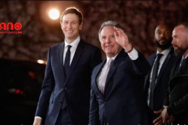 خبرگزاری بانو: خبرگزاری رویترز گزارش داده است که هیأت‌های مذاکره‌کننده روسیه و اوکراین در شهر ابوظبی، پایتخت امارات متحده عربی، گفت‌وگوهایی را درباره کنترل قلمرو آغاز کرده‌اند؛ موضوعی که به گفته این رسانه، مهم‌ترین و چالش‌برانگیزترین مانع در مسیر پایان جنگ میان دو کشور به شمار می‌رود. براساس این گزارش که روز شنبه، ۲۴ جنوری منتشر شده، مسکو خواهان واگذاری کامل منطقه صنعتی دونباس در شرق اوکراین است؛ درخواستی که اختلافات عمیق میان طرفین را برجسته‌تر کرده است. ولادیمیر زلنسکی، رئیس‌جمهور اوکراین، تأیید کرده است که مسأله اختلافات سرزمینی محور اصلی گفت‌وگوها در ابوظبی بوده و هیأت امریکایی نیز به‌عنوان میانجی در این مذاکرات حضور دارد. رستم عمروف، دبیر شورای امنیت و دفاع ملی اوکراین و رئیس هیأت مذاکره‌کننده این کشور، در بیانیه‌ای گفته است که در این نشست‌ها درباره چارچوب‌های پایان جنگ و «منطق ادامه روند مذاکرات» تبادل نظر صورت گرفته است. در همین حال، زلنسکی روز جمعه اعلام کرد که توافقی در زمینه تضمین‌های امنیتی امریکا برای اوکراین آماده شده و کی‌یف منتظر تعیین زمان و مکان مشخص از سوی دونالد ترمپ، رئیس‌جمهور امریکا، برای امضای آن است. این گفت‌وگوهای سه‌جانبه در شرایطی برگزار می‌شود که روسیه هم‌زمان حملات خود بر زیرساخت‌های انرژی اوکراین را تشدید کرده و قطع برق و گرمایش در شهرهای بزرگی مانند کی‌یف، در اوج سرمای زمستان، نگرانی‌های انسانی را افزایش داده است.