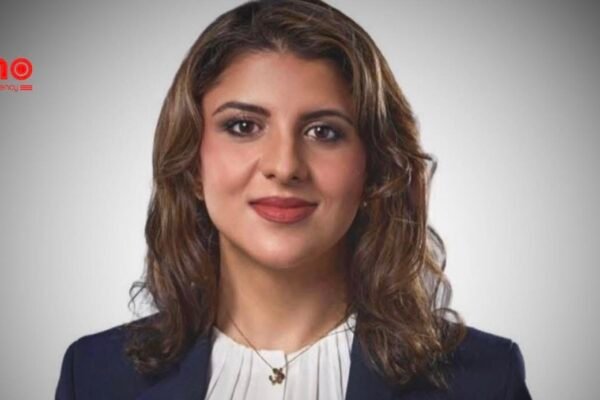 خبرگزاری بانو: هوسی اندر، فعال حقوق بشر اهل افغانستان، نامزدی خود را برای انتخابات شورای شهر فرانکفورت آلمان اعلام کرده است. خانم اندر روز جمعه، ۳ دلو ۱۴۰۴، در صفحه فیس‌بوک خود نوشت که با هدف دفاع از حقوق مهاجران افغانستان در آلمان، در این انتخابات نامزد شده است. او که در شش‌سالگی به آلمان مهاجرت کرده، تحصیلات عالی خود را در رشته پزشکی در این کشور به پایان رسانده و بیش از یک دهه است که به‌صورت مستقل در بخش مراقبت‌های پزشکی فعالیت دارد. هوسی اندر در مواضع خود بر حق آموزش و کار زنان تأکید کرده و از توانمندی زنان افغانستان برای حضور مؤثر در عرصه‌های اجتماعی سخن گفته است. پیش از این نیز سانگه صدیقی، دیگر فعال حقوق بشر اهل افغانستان، نامزد انتخابات شورای شهرداری شهر زوترمیر در هالند شده بود.