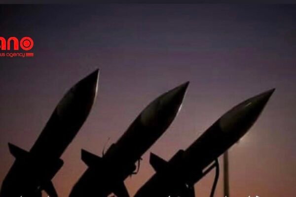 خبرگزاری بانو: پس از آن که دونالد ترمپ، رئیس‌جمهور امریکا از حرکت یک ناوگان بزرگ ایالات متحده به سمت ایران سخن گفت، یک مقام ارشد جمهوری اسلامی به خبرگزاری رویترز گفته که این کشور هرگونه حمله را به‌مثابه جنگ تمام‌عیار علیه خود تلقی خواهد کرد. این مقام جمهوری اسلامی تاکید کرده که تهران در حالت «آماده‌باش کامل» قرار دارد. این مقام ارشد جمهوری اسلامی که نخواسته هویتش افشا شود، گفته است: «امیدواریم این تجمع نیروها و تجهیزات نظامی برای رویارویی واقعی در نظر گرفته نشده باشد، اما نیروهای نظامی ما برای بدترین سناریو آماده‌اند. به همین دلیل، همه چیز در ایران در حالت آماده‌باش کامل قرار دارد.» وی افزوده است: «کشوری که به‌طور مداوم از سوی ایالات متحده با تهدید نظامی روبه‌رو است، هیچ گزینه‌ای جز این ندارد که اطمینان حاصل کند همه امکانات در اختیارش می‌تواند برای دفع حمله و در صورت امکان، برقراری توازن در برابر هر کسی که جرأت حمله به ایران را داشته باشد، به کار گرفته شود.» دونالد ترمپ پنج‌شنبه گذشته از حرکت «یک ناوگان بزرگ» به سمت ایران خبر داد. هرچند لحن رئیس‌جمهور امریکا علیه جمهوری اسلامی ملایم‌تر از گذشته بود، اما اعزام تجهیزات نظامی و ناوهای جنگی ایالات متحده، از جمله ناو هواپیمابر «یواس‌اس آبراهام لینکلن»، گمانه‌زنی‌ها در مورد حمله احتمالی امریکا به ایران را افزایش داده است.