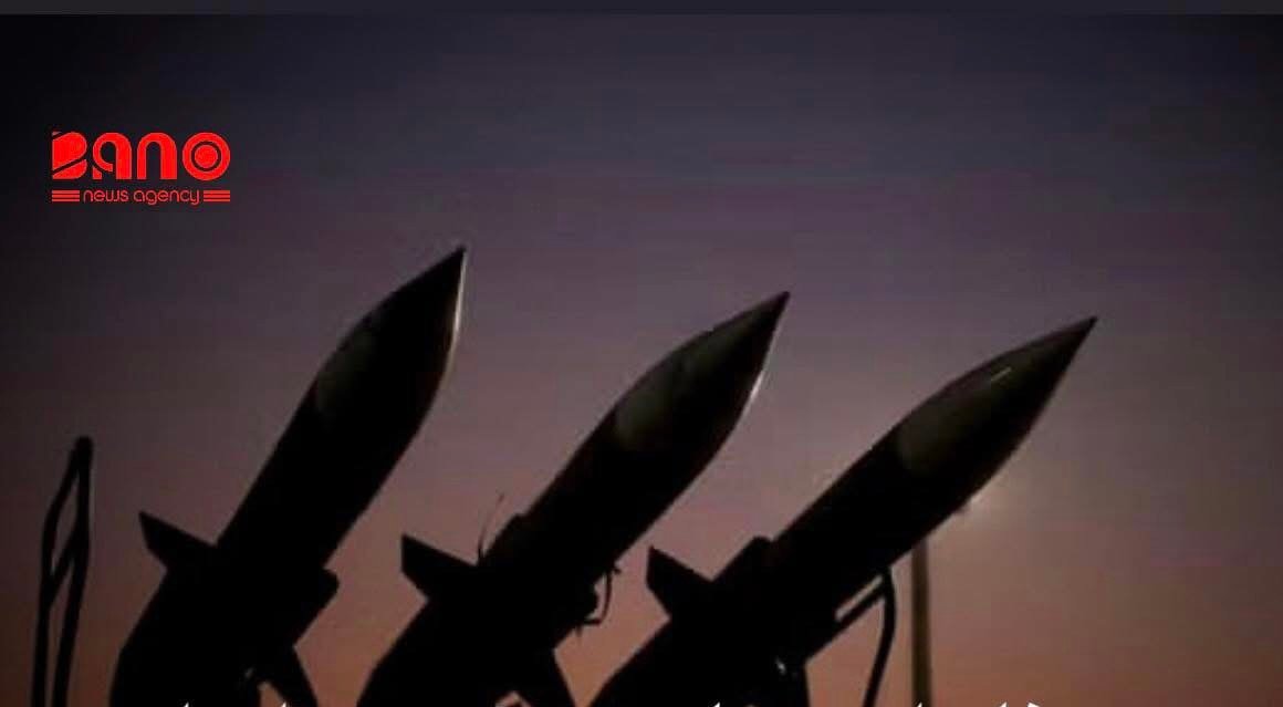 خبرگزاری بانو: پس از آن که دونالد ترمپ، رئیس‌جمهور امریکا از حرکت یک ناوگان بزرگ ایالات متحده به سمت ایران سخن گفت، یک مقام ارشد جمهوری اسلامی به خبرگزاری رویترز گفته که این کشور هرگونه حمله را به‌مثابه جنگ تمام‌عیار علیه خود تلقی خواهد کرد. این مقام جمهوری اسلامی تاکید کرده که تهران در حالت «آماده‌باش کامل» قرار دارد. این مقام ارشد جمهوری اسلامی که نخواسته هویتش افشا شود، گفته است: «امیدواریم این تجمع نیروها و تجهیزات نظامی برای رویارویی واقعی در نظر گرفته نشده باشد، اما نیروهای نظامی ما برای بدترین سناریو آماده‌اند. به همین دلیل، همه چیز در ایران در حالت آماده‌باش کامل قرار دارد.» وی افزوده است: «کشوری که به‌طور مداوم از سوی ایالات متحده با تهدید نظامی روبه‌رو است، هیچ گزینه‌ای جز این ندارد که اطمینان حاصل کند همه امکانات در اختیارش می‌تواند برای دفع حمله و در صورت امکان، برقراری توازن در برابر هر کسی که جرأت حمله به ایران را داشته باشد، به کار گرفته شود.» دونالد ترمپ پنج‌شنبه گذشته از حرکت «یک ناوگان بزرگ» به سمت ایران خبر داد. هرچند لحن رئیس‌جمهور امریکا علیه جمهوری اسلامی ملایم‌تر از گذشته بود، اما اعزام تجهیزات نظامی و ناوهای جنگی ایالات متحده، از جمله ناو هواپیمابر «یواس‌اس آبراهام لینکلن»، گمانه‌زنی‌ها در مورد حمله احتمالی امریکا به ایران را افزایش داده است.