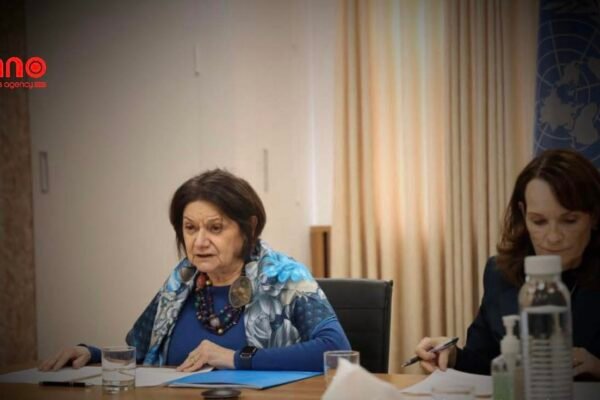 خبرگزاری بانو: سازمان ملل می‌گوید که رزماری دی‌کارلو، معاون دبیرکل این سازمان در سفر به کابل، خواستار لغو فوری محدودیت‌های کاری، آموزشی و حضور آنان در زندگی عمومی شده است. این سازمان با نشر خبرنامه‌ای در شبکه اجتماعی اکس، گفته خانم دی‌کارلو در ۲۵ جنوری به سفرش به کابل پایان داده است. به اساس خبرنامه، معاون سیاسی دبیرکل سازمان ملل، در جریان این سفر، با مقامات طالبان و اعضای جامعه دیپلوماتیک دیدار کرده است. خبرنامه افزوده که وی در دیدار با مقامات طالبان، نگرانی‌های خود را درباره محدودیت‌ها بر کارمندان زن أفغانستانی سازمان ملل و نیز محدودیت‌های گسترده‌تر بر دسترسی زنان به آموزش، کار و حضور در زندگی عمومی مطرح کرده و خواستار لغو فوری این محدودیت‌ها شده است. معاون گوترش همچنین از مقامات طالبان خواسته تا به‌طور کامل در روند دوحه مشارکت کنند و تعهدات بین‌المللی لازم برای بازگشت افغانستان به جامعه جهانی را برآورده سازند. این درحالی است که پیش‌تر وزارت داخله طالبان روز یک‌شنبه ادعا کرد که در این دیدار، خانم دی‌کارلو وعده‌ای برگزاری نشست بعدی روند دوحه در کابل را به سراج‌الدین حقانی سپرده است.