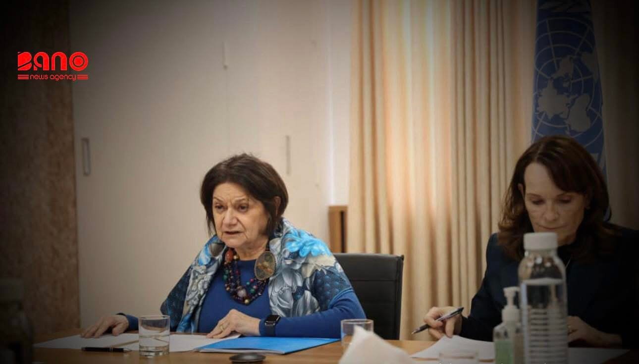 خبرگزاری بانو: سازمان ملل می‌گوید که رزماری دی‌کارلو، معاون دبیرکل این سازمان در سفر به کابل، خواستار لغو فوری محدودیت‌های کاری، آموزشی و حضور آنان در زندگی عمومی شده است. این سازمان با نشر خبرنامه‌ای در شبکه اجتماعی اکس، گفته خانم دی‌کارلو در ۲۵ جنوری به سفرش به کابل پایان داده است. به اساس خبرنامه، معاون سیاسی دبیرکل سازمان ملل، در جریان این سفر، با مقامات طالبان و اعضای جامعه دیپلوماتیک دیدار کرده است. خبرنامه افزوده که وی در دیدار با مقامات طالبان، نگرانی‌های خود را درباره محدودیت‌ها بر کارمندان زن أفغانستانی سازمان ملل و نیز محدودیت‌های گسترده‌تر بر دسترسی زنان به آموزش، کار و حضور در زندگی عمومی مطرح کرده و خواستار لغو فوری این محدودیت‌ها شده است. معاون گوترش همچنین از مقامات طالبان خواسته تا به‌طور کامل در روند دوحه مشارکت کنند و تعهدات بین‌المللی لازم برای بازگشت افغانستان به جامعه جهانی را برآورده سازند. این درحالی است که پیش‌تر وزارت داخله طالبان روز یک‌شنبه ادعا کرد که در این دیدار، خانم دی‌کارلو وعده‌ای برگزاری نشست بعدی روند دوحه در کابل را به سراج‌الدین حقانی سپرده است.