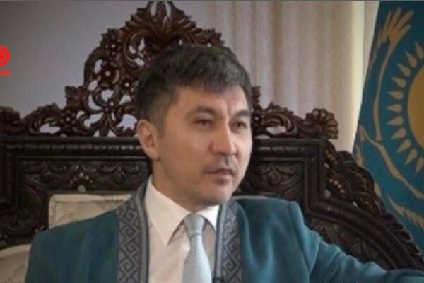 خبرگزاری بانو: سفیر قزاقستان در پاکستان می‌گوید که افغانستان در پنج سال آینده می‌تواند به یکی از بازیگران مهم و محوری در همکاری‌ها و توسعه منطقه‌ای تبدیل شود. یرژان کستافین، سفیر قزاقستان، در گفت‌وگو با شبکه تلویزیونی «سما» با ابراز خوش‌بینی نسبت به ظرفیت‌های افغانستان، تأکید کرده است که ثبات این کشور برای امنیت و توسعه منطقه حیاتی است. او با اشاره به چالش‌های امنیتی موجود گفت: «امنیت ستون فقرات هر نوع توسعه است و بدون امنیت، هیچ‌گونه پیشرفتی ممکن نخواهد بود.» کستافین افزود که مقابله با تهدیدها نیازمند اقدامات امنیتی جمعی و هماهنگ میان کشورهای منطقه است. سفیر قزاقستان همچنان به ابتکارات اقتصادی و زیربنایی، از جمله پروژه‌های راه‌آهن منطقه‌ای که کشورهای همسایه را به یکدیگر متصل می‌کند، به‌عنوان نمونه‌هایی از تقویت همکاری‌های منطقه‌ای اشاره کرد. او از تمایل افغانستان برای مشارکت در پروژه‌های مشترک منطقه‌ای نیز استقبال کرده و گفته است که «در پنج سال آینده شاهد چهره‌ای کاملاً متفاوت از همکاری‌های منطقه‌ای خواهیم بود.» به گفته این دیپلومات، امنیت و توسعه به‌شدت به هم وابسته‌اند و دستیابی به صلح و رفاه پایدار در منطقه، نیازمند همکاری نزدیک میان پاکستان، افغانستان، قزاقستان و دیگر کشورهای همسایه است.