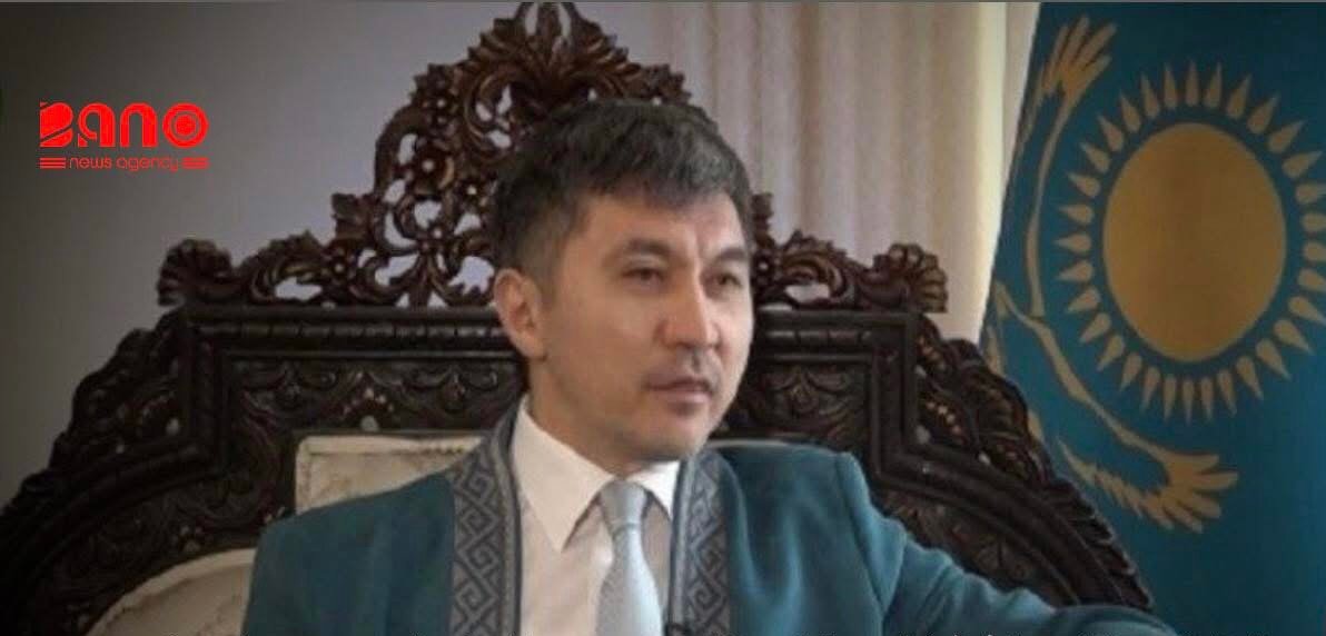 خبرگزاری بانو: سفیر قزاقستان در پاکستان می‌گوید که افغانستان در پنج سال آینده می‌تواند به یکی از بازیگران مهم و محوری در همکاری‌ها و توسعه منطقه‌ای تبدیل شود. یرژان کستافین، سفیر قزاقستان، در گفت‌وگو با شبکه تلویزیونی «سما» با ابراز خوش‌بینی نسبت به ظرفیت‌های افغانستان، تأکید کرده است که ثبات این کشور برای امنیت و توسعه منطقه حیاتی است. او با اشاره به چالش‌های امنیتی موجود گفت: «امنیت ستون فقرات هر نوع توسعه است و بدون امنیت، هیچ‌گونه پیشرفتی ممکن نخواهد بود.» کستافین افزود که مقابله با تهدیدها نیازمند اقدامات امنیتی جمعی و هماهنگ میان کشورهای منطقه است. سفیر قزاقستان همچنان به ابتکارات اقتصادی و زیربنایی، از جمله پروژه‌های راه‌آهن منطقه‌ای که کشورهای همسایه را به یکدیگر متصل می‌کند، به‌عنوان نمونه‌هایی از تقویت همکاری‌های منطقه‌ای اشاره کرد. او از تمایل افغانستان برای مشارکت در پروژه‌های مشترک منطقه‌ای نیز استقبال کرده و گفته است که «در پنج سال آینده شاهد چهره‌ای کاملاً متفاوت از همکاری‌های منطقه‌ای خواهیم بود.» به گفته این دیپلومات، امنیت و توسعه به‌شدت به هم وابسته‌اند و دستیابی به صلح و رفاه پایدار در منطقه، نیازمند همکاری نزدیک میان پاکستان، افغانستان، قزاقستان و دیگر کشورهای همسایه است.