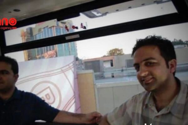 خبرگزاری بانو: مذاکرات محرمانه امریکا و طالبان بر سر آزادی زندانیان امریکایی، پس از ماه‌ها گفتگو، بی‌نتیجه پایان یافته است. گفته شده که این مذاکرات به دلیل اختلاف بر سر آزادی محمود حبیبی و یک زندانی عضو القاعده از زندان گوانتانامو به بن‌بست رسیده است. نیویارک تایمز با استناد به اطلاعاتی که سه فرد آگاه از روند مذاکرات در اختیار این روزنامه قرار داده‌اند، گزارش داده که مقام‌های امریکایی و طالبان طی ماه‌های گذشته به‌طور محرمانه درباره آزادی زندانیان امریکایی در افغانستان گفتگو کرده‌اند. نیویارک تایمز همچنین به نقل از ذبیح‌الله مجاهد، سخنگوی طالبان، نوشته که این گروه خواستار آزادی یک جنگ‌جو به نام محمد رحیم است که از سال ۲۰۰۸ در زندان گوانتانامو نگهداری می‌شود. محمد رحیم به همکاری با اسامه بن لادن در شبکه القاعده متهم است. در گزارش‌های قبلی آمده است که محمد رحیم، نامه‌رسان و مترجم اسامه بن‌لادن بوده و شهروند افغانستان است. این نخستین بار است که طالبان چنین خواستی را به‌صورت علنی مطرح می‌کنند. ایالات متحده طالبان را به «دیپلوماسی گروگان‌گیری» متهم و اعلام کرده تا زمانی که همه شهروندان امریکایی آزاد نشوند، هیچ تعامل علنی تازه‌ای با طالبان انجام نخواهد شد. امریکا بارها از طالبان خواسته که سرنوشت محمودشاه حبیبی، شهروند افغان-امریکایی و رئیس اداره هوانوردی ملکی پیشین افغانستان را مشخص کند. اما، طالبان بازداشت وی را رد کرده‌اند. ایالات متحده گفته است، برای دریافت معلوماتی که منجر به شناسایی محل و بازگشت سالم محمود شاه حبیبی شود، تا ۵ میلیون دالر جایزه پرداخت خواهد کرد. اداره تحقیقات فدرال ایالات متحده (اف‌بی‌آی) گفته که حبیبی در سال ۲۰۲۲ در افغانستان و چند روز پس از کشته شدن ایمن‌الظواهری، رهبر القاعده بازداشت شده، اما طالبان این ادعا را نمی‌پذیرند. ذبیح‌الله مجاهد به نیویارک تایمز گفته که تنها دنیس والتر کویل و پالینسیس جکسون در بازداشت این گروه است. وزارت خارجه امریکا اعلام کرده است طالبان باید همه شهروندان امریکایی بازداشت‌شده در افغانستان را فوراً آزاد کند. نیویارک تایمز به نقل از مقام‌های امریکایی نوشت که با وجود درخواست طالبان، محمد رحیم بخشی از هیچ توافق آینده برسر مبادله زندانیان نخواهد بود.