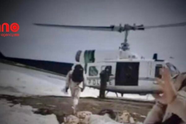 خبرگزاری بانو: دست‌کم ۲۵ پناهجوی افغانستانی در نزدیکی مرز ایران–ترکیه بر اثر سرما جان باختند. به گزارش منابع، این رخداد دردناک در منطقه باغلاچه پس از آن به وقوع پیوست که پولیس ترکیه این پناهجویان را به ایران بازگردانده است. این گروه در تلاش بودند به‌صورت غیرقانونی از ایران وارد ترکیه و سپس راهی اروپا شوند. به گفته منابع، قربانیان پس از بازگردانده شدن در معرض شرایط سخت زمستانی قرار گرفتند که منجر به مرگ آنان بر اثر یخ‌زدگی شد. این رویداد اوایل امروز رخ داده است. پناهجویان افغانستانی بارها در شرایط مشابه و پس از بازگردانده شدن در زمستان‌های سخت جان باخته‌اند که نگرانی‌های جدی درباره رفتار با پناهجویان و امنیت آنان در این منطقه را افزایش داده است.