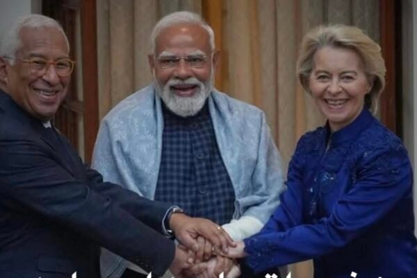 خبرگزاری بانو: نرندرا مودی، نخست‌وزیر هند، اعلام کرده است که کشورش به یک توافق تجارت آزاد با اتحادیه اروپا دست یافته؛ توافقی که از سوی دو طرف «مادرِ همه توافق‌ها» توصیف شده است. مودی روز سه‌شنبه، ۲۷ جنوری، پس از سفر اورسلا فون‌درلاین، رییس کمیسیون اروپا، به هند گفت که این توافق با هدف تعمیق روابط اقتصادی و راهبردی میان دهلی‌نو و اتحادیه اروپا نهایی شده است. به‌گفته او، این توافق یکی از مهم‌ترین دستاوردهای دیپلماسی اقتصادی هند در سال‌های اخیر به‌شمار می‌رود. این توافق که حدود دو میلیارد نفر را در بر می‌گیرد، پس از نزدیک به دو دهه گفت‌وگو و مذاکره میان دو طرف نهایی شده و یکی از بزرگ‌ترین تعاملات دوجانبه در حوزه تجارت جهانی محسوب می‌شود. دستیابی به این توافق در شرایطی صورت گرفته است که ایالات متحده با اعمال تعرفه‌های سنگین وارداتی، جریان‌های تجاری تثبیت‌شده را مختل کرده و هم هند و هم اتحادیه اروپا را تحت فشار قرار داده است. تحلیل‌گران می‌گویند همین فشارها، اقتصادهای بزرگ را به‌سوی یافتن شرکای جایگزین سوق داده است. براساس گزارش اسوشیتدپرس، این توافق به اتحادیه اروپا امکان می‌دهد دسترسی گسترده‌تری به یکی از سریع‌ترین اقتصادهای بزرگ در حال رشد جهان داشته باشد و به صادرکنندگان و سرمایه‌گذاران اروپایی کمک می‌کند وابسته‌گی خود را به بازارهای ناپایدار کاهش دهند. بر بنیاد آمار منتشرشده، حجم تجارت دوجانبه هند و اتحادیه اروپا در سال‌های ۲۰۲۴–۲۰۲۵ به ۱۳۶.۵ میلیارد دالر رسیده است و دو طرف امیدوارند این رقم تا سال ۲۰۳۰ به حدود ۲۰۰ میلیارد دالر افزایش یابد.