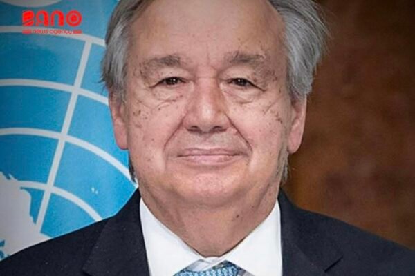 خبرگزاری بانو: آنتونیو گوترش، دبیرکل سازمان ملل متحد، با هشدار نسبت به گسترش استفاده غیرقانونی از زور، حمله بر زیربناهای ملکی، نقض گسترده حقوق بشر و جلوگیری از ارسال کمک‌های بشردوستانه، گفته است که در بسیاری از نقاط جهان «قانون جنگل» جایگزین حاکمیت قانون شده است. گوترش در نشست شورای امنیت سازمان ملل که به ابتکار سومالیا، رئیس دوره‌ای این شورا، برگزار شده بود، تأکید کرد که تعهد دولت‌ها به حقوق بین‌الملل به‌گونه نگران‌کننده‌ای رو به تضعیف است. او حاکمیت قانون را «سنگ‌بنای صلح و امنیت جهانی» و «قلب تپنده منشور سازمان ملل» توصیف کرد. دبیرکل سازمان ملل افزود که از غزه تا اوکراین و فراتر از آن، دولت‌ها با حقوق بین‌الملل همچون «منوی انتخابی» برخورد می‌کنند و تنها قواعدی را رعایت می‌کنند که با منافع‌شان هم‌خوان باشد. به گفته او، این رویکرد نه‌تنها مصونیت از مجازات را تشویق می‌کند، بلکه اعتماد میان کشورها را نیز به‌شدت تضعیف می‌سازد و سوابقی خطرناک برای آینده برجای می‌گذارد. گوترش از همه کشورها خواست به تعهدات خود در زمینه حل‌وفصل مسالمت‌آمیز منازعات، حفاظت از حقوق بشر و احترام به اصل برابری حاکمیتی دولت‌ها پایبند بمانند. او همچنین بر ضرورت استفاده از ابزارهای مسالمت‌آمیز، از جمله گفت‌وگو، مذاکره و میانجی‌گری برای حل اختلافات تأکید کرد. دبیرکل سازمان ملل در پایان گفت که پاسخ‌گو ساختن ناقضان حقوق بشر نیازمند روندهای قضایی عادلانه و مستقل است و بدون پاسخ‌گویی، دستیابی به صلحی پایدار و عادلانه ممکن نخواهد بود.