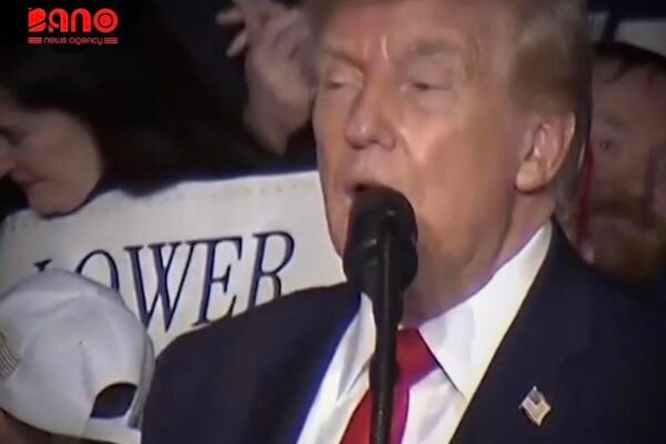 خبرگزاری بانو: دونالد ترمپ، رییس‌جمهور امریکا در اظهارات تازه از تهران خواسته که هرچه سریع‌تر به میز مذاکره برگردد. او هشدار داده که زمان در حال اتمام است. ترمپ روز چهارشنبه، ۸ دلو، در پیامی در تروث سوشال نوشت که یک ناوگان عظیم به سمت ایران در حرکت است و «این ناوگان، به رهبری ناو هواپیمابر آبراهام لینکلن، بزرگ‌تر از ناوگانی است که به ونزوئلا فرستاده شده بود». او افزوده است: «مانند ونزوئلا، این ناوگان آماده، مایل و قادر است مأموریت خود را به سرعت و با خشونت، در صورت لزوم، انجام دهد.» رییس‌جمهور امریکا ابراز امیدواری کرده که «ایران به سرعت به میز مذاکره بیاید و برای یک معامله‌ی عادلانه و منصفانه -بدون سلاح هسته‌ای- مذاکره کند، معامله‌ای که برای همه‌ی طرف‌ها خوب باشد». او هشدار داده، «همان‌طور که قبلا به ایران گفتم، معامله کنید! آنان این کار را نکردند و عملیات چکش نیمه‌شب رخ داد، یک تخریب بزرگ ایران. حمله‌ی بعدی بسیار بدتر خواهد بود! نگذارید این اتفاق دوباره رخ دهد.» امریکا در پی اعتراضات در ایران، حضور نظامی خود را در خاور میانه تقویت کرده است. ترمپ پیش‌تر تهدید کرده بود که اگر حکومت ایران معترضان را بکشد، امریکا به کمک معترضان خواهد آمد و ضربه‌ی سختی به حکومت ایران وارد خواهد کرد. ترامپ طی روزهای اخیر بارها گفته که ایران به‌دنبال مذاکره است، اما عباس عراقچی، وزیر خارجه ایران در تازه‌ترین اظهارات‌اش گفته که «زیر سایه تهدید، مذاکره امکان ندارد.»