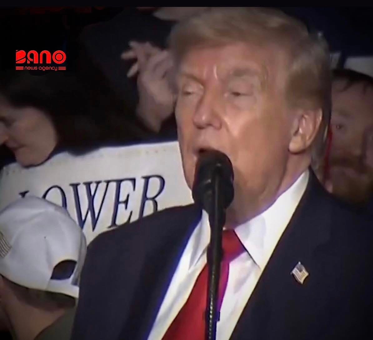 خبرگزاری بانو: دونالد ترمپ، رییس‌جمهور پیشین ایالات متحده، در یک سخنرانی در ایالت آیووا، بار دیگر با لحنی تهدیدآمیز از حرکت نیروهای نظامی به‌سوی ایران سخن گفت؛ اظهاراتی که در آن، جنگ و پیامدهای ویران‌گر آن با نوعی خوشحالی و سبک‌سری توصیف می شود. ترمپ در این سخنرانی گفت: «یک ناوگان زیبای دیگر همین حالا در حال حرکت به‌سوی ایران است؛ خیلی زیبا در حال حرکت است، باید دید چه می‌شود. امیدوارم توافق کنند. اگر بار اول توافق می‌کردند، الان یک کشور داشتند.» این سخنان در حالی مطرح می‌شود که هرگونه درگیری نظامی، نه «زیبا» است و نه مایه افتخار. جنگ، در هر دو سوی منازعه، چیزی جز کشتار انسان‌ها، ویرانی شهرها، نابودی زیرساخت‌های عامه و افزودن بر رنج غیرنظامیان به‌همراه ندارد؛ پیامدهایی که در اظهارات ترمپ نادیده گرفته شده‌اند. اظهارات تازه ترمپ با انتقاد های مواجه است؛ منتقدان میکویند، استفاده از ادبیات نمایشی و تهدیدآمیز درباره جنگ، واقعیت تلخ قربانی شدن انسان‌ها و تخریب زندگی میلیون‌ها نفر را پنهان می‌کند و نشان‌دهنده برخورد غیرمسوولانه با صلح و امنیت جهانی است.