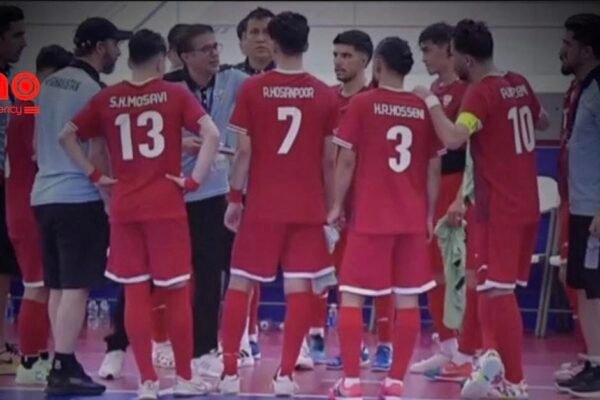 خبرگزاری بانو: تیم ملی فوتسال افغانستان در یک دیدار درخشان در چارچوب رقابت‌های جام ملت‌های فوتسال آسیا، موفق شد تیم عربستان سعودی را با نتیجه قاطع سه بر صفر شکست دهد و سه امتیاز کامل این بازی را به دست آورد. این دیدار که به میزبانی اندونیزیا برگزار شد، با نمایش منظم و هجومی ملی‌پوشان کشور همراه بود. افغانستان در اواخر نیمه نخست توانست نخستین گل بازی را به ثمر برساند و با برتری یک بر صفر به رخت‌کن برود. در نیمه دوم، بازیکنان افغانستان با حفظ برتری و افزایش فشار بر حریف، دو گل دیگر نیز وارد دروازه عربستان کردند تا این دیدار با نتیجه سه بر صفر به سود افغانستان به پایان برسد. عربستان سعودی که از تیم‌های شناخته‌شده و با تجربه فوتسال آسیا به شمار می‌رود، در برابر نمایش هماهنگ و جسورانه افغانستان حرفی برای گفتن نداشت. این پیروزی جایگاه افغانستان را به‌عنوان یکی از قدرت‌های نوظهور فوتسال آسیا بیش از پیش برجسته کرده است. افغانستان با این برد ارزشمند، آغاز امیدوارکننده‌ای در جام ملت‌های آسیا رقم زد و گام مهمی در مسیر صعود به مراحل بعدی این رقابت‌ها برداشت.