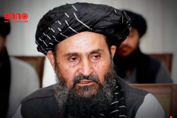 خبرگزاری بانو: دفتر اقتصادی طالبان اعلام کرده است که کمیسیون تدارکات این گروه، ۲۱ پروژه را با ارزش مجموعی حدود ۲.۵ میلیارد افغانی منظور کرده است. به‌گفته‌ی این دفتر، پروژه‌های یادشده روز سه‌شنبه در نشستی به ریاست عبدالغنی برادر آخند، معاون اقتصادی طالبان، به تصویب رسیده‌اند. طالبان افزوده‌اند که در این نشست، ۳۳ پروژه برای منظوری به کمیسیون ارائه شده بود که پس از بررسی، ۲۱ پروژه تأیید و در هفت پروژه دیگر تعدیلات وارد شده است. براساس معلومات طالبان، یک پروژه برای بار دوم به داوطلبی آزاد ملی سپرده شده و یک پروژه دیگر نیز به‌دلیل نواقص در کارهای پیشین شرکت برنده، به حالت تعلیق درآمده است. همچنین، برای بررسی قراردادهای جاری یک شرکت، کمیته‌ای تعیین شده تا گزارش نهایی خود را به رهبری کمیسیون تدارکات ارایه کند. در میان پروژه‌های تأییدشده و تعدیل‌شده، خرید اسکنر برای گمرکات میدان‌های هوایی کابل، هرات، ننگرهار، بلخ و خوست؛ ترمیم سرک عمومی گردیز–خوست؛ اعمار تعمیرهای فرماندهی‌های امنیه در ولایت‌های غزنی و فراه؛ انجام مطالعات امکان‌سنجی و دیزاین تفصیلی بند سلطان ابراهیم در ولایت سرپل؛ برق‌رسانی به ولسوالی‌های سانچارک، سوزماقلعه و گوسفندی سرپل و اعمار شفاخانه‌های عمومی در چندین ولسوالی کشور شامل است. اعمار شفاخانه‌های عمومی در ولسوالی‌های قلعه‌زال کندز، گرشک هلمند، شینواری پروان، پرچمن فراه، لکن خوست، ورسج تخار، آله‌سای کاپیسا، شکردره کابل و درایم بدخشان نیز بخشی از این پروژه‌ها عنوان شده است. به‌گفته طالبان، تکمیل کار باقی‌مانده برخی پروژه‌های برق‌رسانی و توزیع برق در ولایت‌های مختلف نیز در فهرست پروژه‌های منظورشده قرار دارد.