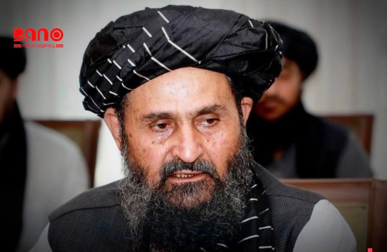 خبرگزاری بانو: دفتر اقتصادی طالبان اعلام کرده است که کمیسیون تدارکات این گروه، ۲۱ پروژه را با ارزش مجموعی حدود ۲.۵ میلیارد افغانی منظور کرده است. به‌گفته‌ی این دفتر، پروژه‌های یادشده روز سه‌شنبه در نشستی به ریاست عبدالغنی برادر آخند، معاون اقتصادی طالبان، به تصویب رسیده‌اند. طالبان افزوده‌اند که در این نشست، ۳۳ پروژه برای منظوری به کمیسیون ارائه شده بود که پس از بررسی، ۲۱ پروژه تأیید و در هفت پروژه دیگر تعدیلات وارد شده است. براساس معلومات طالبان، یک پروژه برای بار دوم به داوطلبی آزاد ملی سپرده شده و یک پروژه دیگر نیز به‌دلیل نواقص در کارهای پیشین شرکت برنده، به حالت تعلیق درآمده است. همچنین، برای بررسی قراردادهای جاری یک شرکت، کمیته‌ای تعیین شده تا گزارش نهایی خود را به رهبری کمیسیون تدارکات ارایه کند. در میان پروژه‌های تأییدشده و تعدیل‌شده، خرید اسکنر برای گمرکات میدان‌های هوایی کابل، هرات، ننگرهار، بلخ و خوست؛ ترمیم سرک عمومی گردیز–خوست؛ اعمار تعمیرهای فرماندهی‌های امنیه در ولایت‌های غزنی و فراه؛ انجام مطالعات امکان‌سنجی و دیزاین تفصیلی بند سلطان ابراهیم در ولایت سرپل؛ برق‌رسانی به ولسوالی‌های سانچارک، سوزماقلعه و گوسفندی سرپل و اعمار شفاخانه‌های عمومی در چندین ولسوالی کشور شامل است. اعمار شفاخانه‌های عمومی در ولسوالی‌های قلعه‌زال کندز، گرشک هلمند، شینواری پروان، پرچمن فراه، لکن خوست، ورسج تخار، آله‌سای کاپیسا، شکردره کابل و درایم بدخشان نیز بخشی از این پروژه‌ها عنوان شده است. به‌گفته طالبان، تکمیل کار باقی‌مانده برخی پروژه‌های برق‌رسانی و توزیع برق در ولایت‌های مختلف نیز در فهرست پروژه‌های منظورشده قرار دارد.