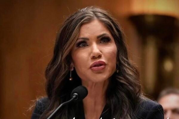 خبرگزاری بانو: در پی تیراندازی مأموران مهاجرت امریکا به دومین شهروند این کشور، رهبران دموکرات در کنگره و دو سناتور جمهوری‌خواه خواهان برکناری کریستی نوئم، وزیر امنیت داخلی امریکا، شده‌اند. رهبران دموکرات مجلس نماینده‌گان امریکا روز سه‌شنبه، ۲۷ جنوری، اعلام کردند که اگر دونالد ترامپ، رییس‌جمهور امریکا، کریستی نوئم را از سمتش برکنار نکند، روند استیضاح او را آغاز خواهند کرد. براساس گزارش رویترز، آژانس تحت مدیریت نوئم، دو شهروند امریکایی کشته‌شده در ایالت مینه‌سوتا را «مهاجم» توصیف کرده است؛ ادعایی که به‌گفته این رسانه با شواهد ویدئویی منتشرشده به‌شدت در تضاد قرار دارد. با این حال، دونالد ترمپ اعلام کرده است که از وزیر امنیت داخلی خود حمایت می‌کند و قصد برکناری او را ندارد. او به خبرنگاران در کاخ سفید گفت: «به نظر من او کار بسیار خوبی انجام می‌دهد.» در همین حال، تلاش دموکرات‌ها برای استیضاح کریستی نوئم با چالش‌های جدی روبه‌رو است، زیرا کنگره امریکا در حال حاضر تحت کنترل جمهوری‌خواهان قرار دارد. این تحولات در شرایطی رخ می‌دهد که طی دو روز گذشته، ویدیوهایی در شبکه‌های اجتماعی منتشر شده است که نشان می‌دهد نیروهای امنیت داخلی امریکا به‌گونه خشونت‌آمیز با شهروندان برخورد کرده‌اند؛ موضوعی که موجی از واکنش‌ها و نگرانی‌ها را در میان افکار عمومی و قانون‌گذاران برانگیخته است.