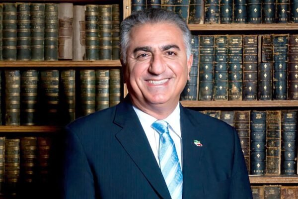 شهروند نوشت: اظهارات اخیر رضا پهلوی درباره «بازگشت به ایران در زمان پیروزی»، فقط یک جمله ساده سیاسی نیست؛ بلکه بازتاب‌دهنده نوعی نگاه مشروط، کم‌هزینه و از بالا به پایین به مبارزه‌ای است که مردم ایران بهای واقعی آن را با جان، آزادی و معیشت خود می‌پردازند. این رویکرد، وقتی در کنار کارنامه عملی او قرار می‌گیرد، پرسش‌های جدی‌تری را پیش می‌کشد. مسأله تنها این نیست که رضا پهلوی مردم را به اعتصاب، تسخیر مراکز شهری و پرداخت هزینه‌های سنگین فرامی‌خواند، اما حضور خود را به «لحظه پیروزی» موکول می‌کند؛ بلکه این است که او حتی در خارج از ایران نیز طی سال‌های گذشته نتوانسته نقش قابل‌توجهی در سیاست ایفا کند. در حالی که یک مدعی رهبری باید دست‌کم در دیاسپورا، در میان نهادهای بین‌المللی و در مراکز تصمیم‌گیری غرب، شبکه‌سازی، لابی و بسیج افکار عمومی را پیش ببرد، نام رضا پهلوی عملاً هیچ‌گاه به‌عنوان یک کنشگر مؤثر سیاسی مطرح نبوده است. اگر او ظرفیت واقعی برای رهبری داشت، می‌توانست در این سال‌ها حمایت سازمان‌یافته جامعه ایرانیان خارج از کشور را شکل دهد، فشار دیپلماتیک بر جمهوری اسلامی را افزایش دهد یا دست‌کم جایگاهی مشخص در معادلات سیاسی غرب پیدا کند. اما نبود هرگونه دستاورد ملموس در این عرصه، باعث شده حتی بخشی از مخالفان حکومت ایران نیز او به عنوان یک رهبر سیاسی نشناسند. اظهارات دونالد ترامپ درباره ناتوانی رضا پهلوی در مدیریت ایران، هرچند از سوی شخصیتی جنجالی مطرح شده، اما واقعیتی تلخ را برجسته کرد: فردی که سال‌ها در غرب زندگی کرده، نه‌تنها برای ایران بلکه حتی برای ساختن نفوذ سیاسی شخصی خود نیز موفق به ایجاد یک شبکه اثرگذار نشده است. این تصویر، روایت «رهبری آماده» را بیش از پیش زیر سؤال می‌برد. در چنین شرایطی، دعوت مردم به پرداخت هزینه، بدون سابقه‌ای از ایستادن در خط مقدم مبارزه—نه در داخل و نه در خارج—بیشتر به مطالبه فداکاری یک‌طرفه می‌ماند تا رهبری مسئولانه. اعتماد عمومی، به‌ویژه در بزنگاه‌های پرهزینه تاریخی، نه با شعار، بلکه با کارنامه، حضور واقعی و پذیرش ریسک مشترک ساخته می‌شود؛ عناصری که در مورد رضا پهلوی، همچنان غایب‌اند.