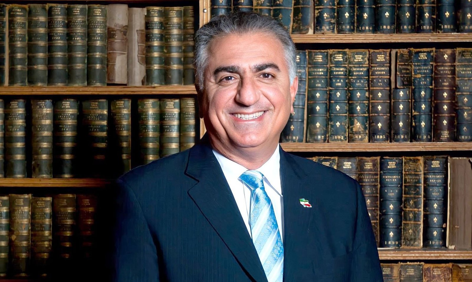 شهروند نوشت: اظهارات اخیر رضا پهلوی درباره «بازگشت به ایران در زمان پیروزی»، فقط یک جمله ساده سیاسی نیست؛ بلکه بازتاب‌دهنده نوعی نگاه مشروط، کم‌هزینه و از بالا به پایین به مبارزه‌ای است که مردم ایران بهای واقعی آن را با جان، آزادی و معیشت خود می‌پردازند. این رویکرد، وقتی در کنار کارنامه عملی او قرار می‌گیرد، پرسش‌های جدی‌تری را پیش می‌کشد. مسأله تنها این نیست که رضا پهلوی مردم را به اعتصاب، تسخیر مراکز شهری و پرداخت هزینه‌های سنگین فرامی‌خواند، اما حضور خود را به «لحظه پیروزی» موکول می‌کند؛ بلکه این است که او حتی در خارج از ایران نیز طی سال‌های گذشته نتوانسته نقش قابل‌توجهی در سیاست ایفا کند. در حالی که یک مدعی رهبری باید دست‌کم در دیاسپورا، در میان نهادهای بین‌المللی و در مراکز تصمیم‌گیری غرب، شبکه‌سازی، لابی و بسیج افکار عمومی را پیش ببرد، نام رضا پهلوی عملاً هیچ‌گاه به‌عنوان یک کنشگر مؤثر سیاسی مطرح نبوده است. اگر او ظرفیت واقعی برای رهبری داشت، می‌توانست در این سال‌ها حمایت سازمان‌یافته جامعه ایرانیان خارج از کشور را شکل دهد، فشار دیپلماتیک بر جمهوری اسلامی را افزایش دهد یا دست‌کم جایگاهی مشخص در معادلات سیاسی غرب پیدا کند. اما نبود هرگونه دستاورد ملموس در این عرصه، باعث شده حتی بخشی از مخالفان حکومت ایران نیز او به عنوان یک رهبر سیاسی نشناسند. اظهارات دونالد ترامپ درباره ناتوانی رضا پهلوی در مدیریت ایران، هرچند از سوی شخصیتی جنجالی مطرح شده، اما واقعیتی تلخ را برجسته کرد: فردی که سال‌ها در غرب زندگی کرده، نه‌تنها برای ایران بلکه حتی برای ساختن نفوذ سیاسی شخصی خود نیز موفق به ایجاد یک شبکه اثرگذار نشده است. این تصویر، روایت «رهبری آماده» را بیش از پیش زیر سؤال می‌برد. در چنین شرایطی، دعوت مردم به پرداخت هزینه، بدون سابقه‌ای از ایستادن در خط مقدم مبارزه—نه در داخل و نه در خارج—بیشتر به مطالبه فداکاری یک‌طرفه می‌ماند تا رهبری مسئولانه. اعتماد عمومی، به‌ویژه در بزنگاه‌های پرهزینه تاریخی، نه با شعار، بلکه با کارنامه، حضور واقعی و پذیرش ریسک مشترک ساخته می‌شود؛ عناصری که در مورد رضا پهلوی، همچنان غایب‌اند.