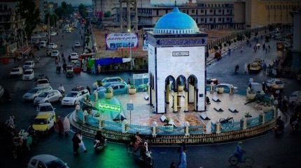 خبرگزاری بانو: طالبان از برگزاری نشست والیان ارشد این گروه در قندهار خبر داد. حمدالله فطرت، معاون سخنگوی با نشر خبرنامه‌ای در شبکه اجتماعی اکس نوشت که در این نشست، والیان هفت زون حضور داشته و در مورد مسایل مهم امنیتی، اقتصادی و سیاسی گفتگو کرده‌اند. بر اساس خبرنامه در این نشست ملا محمد شیرین آخند، والی قندهار، ملا امین‌الله عبید، والی کابل، ملا محمد یوسف وفا، والی بلخ، مولوی نوراحمد اسلام‌جار، والی هرات، ملا محمدنعیم، والی ننگرهار، ملا محمدخان دعوت، والی قندز و ملا مهرالله حماد، والی پکتیا حضور داشته‌اند. خبرنامه افزوده که در این نشست همچنین درباره تطبیق فرمان‌های رهبر طالبان، تنظیم امور امنیتی و ملکی، جلوگیری از کشت، قاچاق، خرید و فروش مواد مخدر، فراهم‌سازی سهولت‌ها برای مهاجرین بازگشته، برگزاری سمینارهای آموزشی برای جنگ‌جویان طالبان، یافتن راه‌حل مشکلات ترانسپورتی، ایجاد سهولت‌های تجارتی و بازارها در سرحدات، رسیدگی به‌موقع به مشکلات مردم و جلوگیری از هر نوع قاچاق، بحث‌های مفصل صورت گرفته و تصمیماتی اتخاذ شده است.