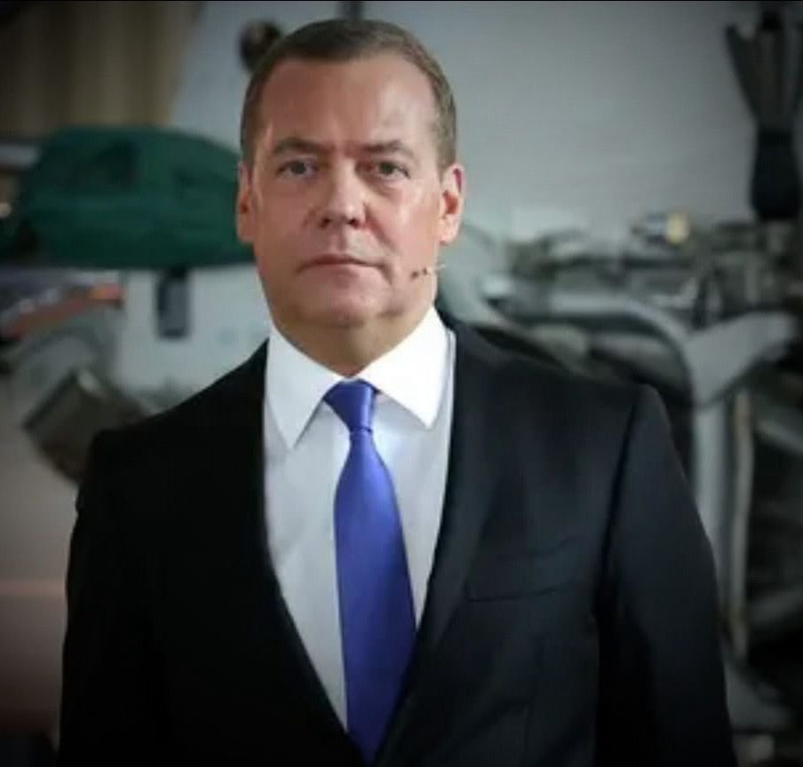 خبرگزاری بانو: دمیتری مدودف، رئیس‌جمهور پیشین روسیه و معاون فعلی شورای امنیت این کشور، با اشاره به عملیات اخیر ایالات متحده در ونزوئلا، گفته است که می‌توان تصور کرد اقدامات مشابهی علیه دیگر رهبران جهان نیز انجام شود و در این میان از فریدریش مرتس، صدراعظم آلمان، نام برده است. به گزارش خبرگزاری دولتی تاس، مدودف روز یک‌شنبه اظهار داشت: «شاید ربودن مرتس، این نازی جدید، بتواند چرخش چشم‌گیری در این نمایش رویدادها ایجاد کند.» او افزود که چنین سناریویی را نمی‌توان کاملاً غیرممکن دانست. مدودف همچنین مدعی شد که حتی در داخل آلمان نیز «دلایلی برای محاکمه» صدراعظم این کشور وجود دارد و در چنین حالتی «خسارتی در کار نخواهد بود»، هرچند شهروندان عادی آلمان «بی‌دلیل رنج می‌برند». او در بخش دیگری از سخنانش، ادعای دولت دونالد ترامپ درباره غیرقانونی بودن ریاست‌جمهوری نیکلاس مادورو در ونزوئلا را رد کرد. این اظهارات در حالی مطرح می‌شود که نیروهای ویژه امریکا در هفته جاری مادورو را در کاراکاس بازداشت و به ایالات متحده منتقل کردند. رئیس‌جمهور پیشین روسیه همچنین بار دیگر ولودیمیر زلنسکی، رئیس‌جمهور اوکراین، را هدف انتقاد قرار داد و گفت دوره قانونی ریاست‌جمهوری او مدت‌ها پیش به پایان رسیده است. مسکو پیش‌تر نیز به‌دلیل برگزار نشدن انتخابات، زلنسکی را رئیس‌جمهوری «نامشروع» خوانده بود.