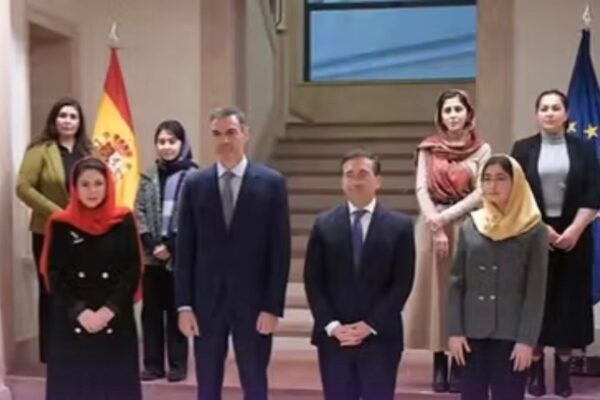 خبرگزاری بانو: اتاقی با نام «زنان افغانستان» روز پنج‌شنبه با حضور پدرو سانچز، نخست‌وزیر اسپانیا، در ساختمان وزارت امور خارجه این کشور گشایش یافت؛ اقدامی نمادین که به گفته مقام‌های اسپانیایی، نشان‌دهنده تعهد مادرید به حمایت از حقوق، آزادی‌ها و مطالبات زنان و دختران افغانستان است. وزیر امور خارجه اسپانیا در مراسم افتتاح این اتاق تأکید کرد که ایجاد چنین فضایی، بیانگر همبستگی دولت اسپانیا با زنانی است که در افغانستان زیر حاکمیت طالبان با محدودیت‌ها و سرکوب‌های گسترده روبه‌رو هستند. او گفت که دفاع از حقوق زنان افغانستان بخشی از مسئولیت اخلاقی جامعه جهانی در برابر ارزش‌های حقوق بشری است. در این نشست، فوزیه کوفی، نماینده پیشین پارلمان افغانستان، با اشاره به وضعیت زنان در افغانستان، گفت که سیاست‌های طالبان زنان و دختران را به حاشیه رانده و حقوق اساسی آنان را به‌گونه نظام‌مند نقض کرده است. او از جامعه جهانی خواست که به‌جای موضع‌گیری‌های نمادین، دست به اقدامات عملی و مؤثر برای حمایت از آزادی و کرامت زنان افغانستان بزند. گشایش «اتاق زنان افغانستان» در وزارت خارجه اسپانیا، در حالی صورت می‌گیرد که بسیاری از کشورها و نهادهای بین‌المللی نسبت به تشدید محدودیت‌ها بر زنان در افغانستان ابراز نگرانی کرده‌اند و خواستار افزایش فشارهای دیپلماتیک بر طالبان شده‌اند.