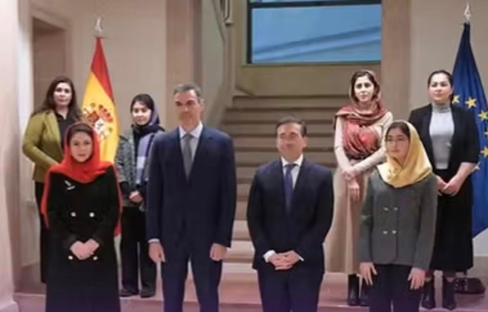 خبرگزاری بانو: اتاقی با نام «زنان افغانستان» روز پنج‌شنبه با حضور پدرو سانچز، نخست‌وزیر اسپانیا، در ساختمان وزارت امور خارجه این کشور گشایش یافت؛ اقدامی نمادین که به گفته مقام‌های اسپانیایی، نشان‌دهنده تعهد مادرید به حمایت از حقوق، آزادی‌ها و مطالبات زنان و دختران افغانستان است. وزیر امور خارجه اسپانیا در مراسم افتتاح این اتاق تأکید کرد که ایجاد چنین فضایی، بیانگر همبستگی دولت اسپانیا با زنانی است که در افغانستان زیر حاکمیت طالبان با محدودیت‌ها و سرکوب‌های گسترده روبه‌رو هستند. او گفت که دفاع از حقوق زنان افغانستان بخشی از مسئولیت اخلاقی جامعه جهانی در برابر ارزش‌های حقوق بشری است. در این نشست، فوزیه کوفی، نماینده پیشین پارلمان افغانستان، با اشاره به وضعیت زنان در افغانستان، گفت که سیاست‌های طالبان زنان و دختران را به حاشیه رانده و حقوق اساسی آنان را به‌گونه نظام‌مند نقض کرده است. او از جامعه جهانی خواست که به‌جای موضع‌گیری‌های نمادین، دست به اقدامات عملی و مؤثر برای حمایت از آزادی و کرامت زنان افغانستان بزند. گشایش «اتاق زنان افغانستان» در وزارت خارجه اسپانیا، در حالی صورت می‌گیرد که بسیاری از کشورها و نهادهای بین‌المللی نسبت به تشدید محدودیت‌ها بر زنان در افغانستان ابراز نگرانی کرده‌اند و خواستار افزایش فشارهای دیپلماتیک بر طالبان شده‌اند.