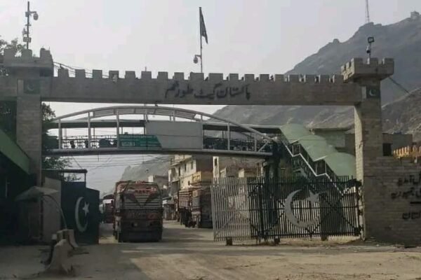 خبرگزاری بانو: در حالی که نزدیک به سه ماه از بسته‌ماندن دروازه تورخم می‌گذرد، مسؤولان محلی در ولایت ننگرهار می‌گویند که بازگشایی این گذرگاه مهم تجارتی و ترانزیتی، مشروط به پذیرش شرایط طالبان از سوی پاکستان است. صدیق‌الله قریشی، آمر اطلاعات ریاست اطلاعات و فرهنگ ننگرهار طالبان، با تأیید ادامه بسته‌بودن این گذرگاه گفته است که موضع آنها در این زمینه روشن است و تا کنون هیچ گفت‌وگوی جدیدی میان دو طرف برای بازگشایی دروازه تورخم صورت نگرفته است. به گفته او، برخی گزارش‌ها و گمانه‌زنی‌ها درباره بازگشایی قریب‌الوقوع این گذرگاه صحت ندارد و در حال حاضر دروازه تورخم همچنان به روی رفت‌وآمد عادی و تجارت بسته باقی مانده است. دروازه تورخم یکی از مهم‌ترین مسیرهای ترانزیتی میان طالبان و پاکستان به شمار می‌رود و بسته‌ماندن طولانی‌مدت آن، نگرانی‌هایی را در میان تاجران، رانندگان و باشندگان دو سوی مرز به‌وجود آورده است.