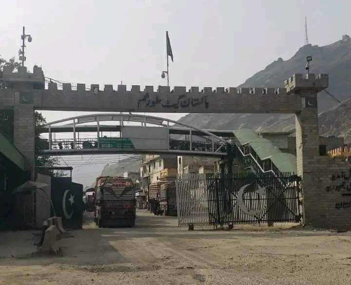 خبرگزاری بانو: در حالی که نزدیک به سه ماه از بسته‌ماندن دروازه تورخم می‌گذرد، مسؤولان محلی در ولایت ننگرهار می‌گویند که بازگشایی این گذرگاه مهم تجارتی و ترانزیتی، مشروط به پذیرش شرایط طالبان از سوی پاکستان است. صدیق‌الله قریشی، آمر اطلاعات ریاست اطلاعات و فرهنگ ننگرهار طالبان، با تأیید ادامه بسته‌بودن این گذرگاه گفته است که موضع آنها در این زمینه روشن است و تا کنون هیچ گفت‌وگوی جدیدی میان دو طرف برای بازگشایی دروازه تورخم صورت نگرفته است. به گفته او، برخی گزارش‌ها و گمانه‌زنی‌ها درباره بازگشایی قریب‌الوقوع این گذرگاه صحت ندارد و در حال حاضر دروازه تورخم همچنان به روی رفت‌وآمد عادی و تجارت بسته باقی مانده است. دروازه تورخم یکی از مهم‌ترین مسیرهای ترانزیتی میان طالبان و پاکستان به شمار می‌رود و بسته‌ماندن طولانی‌مدت آن، نگرانی‌هایی را در میان تاجران، رانندگان و باشندگان دو سوی مرز به‌وجود آورده است.