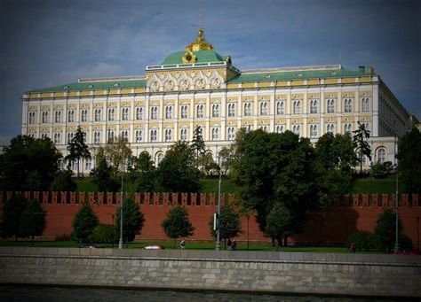 خبرگزاری بانو: روسیه روز پنجشنبه با لحنی هشدارآمیز اعلام کرد که اعزام هرگونه نیروی نظامی خارجی از سوی کشورهای غربی به اوکراین، حتی در صورت برقراری آتش‌بس، از نظر مسکو مداخله مستقیم تلقی شده و به‌عنوان «هدف مشروع نظامی» در نظر گرفته خواهد شد. به گزارش رویترز، وزارت امور خارجه روسیه در بیانیه‌ای اعلام کرد که «اظهارات و برنامه‌های به‌شدت نظامی‌گرایانه» دولت‌های حامی اوکراین، به‌طور فزاینده‌ای خطر تشدید درگیری را افزایش داده است. این موضع‌گیری در واکنش به نشست موسوم به «ائتلاف داوطلبان» بیان شد که روز سه‌شنبه در پاریس برگزار گردید. در این نشست، بریتانیا و فرانسه اعلام کردند که در صورت دستیابی به آتش‌بس، طرح‌هایی برای استقرار یک نیروی چندملیتی در اوکراین در نظر دارند. امانوئل مکرون، رئیس‌جمهور فرانسه، گفته است که این طرح می‌تواند شامل اعزام هزاران نیروی نظامی فرانسوی باشد. کی‌یر استارمر، نخست‌وزیر بریتانیا نیز اعلام کرد که این ابتکار، زمینه ایجاد چارچوب حقوقی لازم را فراهم می‌کند تا نیروهای بریتانیایی، فرانسوی و دیگر متحدان بتوانند در خاک اوکراین فعالیت داشته باشند، امنیت فضای هوایی و آب‌های این کشور را تأمین کنند و به بازسازی و سازمان‌دهی مجدد ارتش اوکراین کمک نمایند. در واکنش، مسکو تأکید کرده است که استقرار هرگونه یگان نظامی غربی، ایجاد پایگاه‌ها، انبارها یا دیگر زیرساخت‌های نظامی در خاک اوکراین، به‌منزله مداخله خارجی خواهد بود؛ اقدامی که به گفته کرملین، نه‌تنها امنیت روسیه بلکه ثبات امنیتی کل اروپا را به خطر می‌اندازد. در بیانیه وزارت خارجه روسیه تصریح شده است: «تمامی این نیروها و تأسیسات، اهداف مشروع رزمی نیروهای مسلح فدراسیون روسیه محسوب خواهند شد.» مسکو همچنین ادعا کرده است که همکاری نظامی جدید میان کشورهای غربی و کی‌یف، عملاً در حال شکل‌دادن به یک «محور جنگ» تازه در اروپا است. این هشدار صریح، نگرانی‌ها درباره گسترش مستقیم درگیری میان روسیه و ناتو را افزایش داده و چشم‌انداز امنیتی اروپا را بیش از پیش در وضعیت نامطمئن قرار داده است.