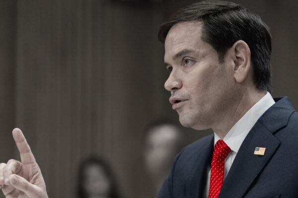 خبرگزاری بانو: ایالات متحده از طراحی یک برنامه سه‌مرحله‌ای برای ونزوئلای پس از نیکولاس مادورو خبر داده است؛ طرحی که به گفته مقام‌های آمریکایی با هدف «ثبات‌بخشی، بازسازی و گذار سیاسی» تدوین شده، اما در داخل آمریکا و در سطح بین‌المللی با انتقادهای جدی روبه‌رو شده است. بر اساس گزارش خبرگزاری رویترز، مارکو روبیو، وزیر امور خارجه آمریکا، گفته است که مرحله نخست این طرح بر مهار بحران امنیتی و جلوگیری از فروپاشی کامل ونزوئلا متمرکز خواهد بود. با این حال، او هم‌زمان تأکید کرده که در این مرحله، واشنگتن از «کنترل و نفوذ گسترده» بر مقامات موقت حاکم در کاراکاس برخوردار خواهد بود؛ عبارتی که از نگاه منتقدان، بیش از آن‌که به ثبات‌سازی شباهت داشته باشد، بوی قیمومت سیاسی می‌دهد. در مرحله دوم، تمرکز اصلی برنامه به‌طور آشکار بر منابع نفتی ونزوئلا قرار دارد. به گفته روبیو، دولت ترامپ در نظر دارد بین ۳۰ تا ۵۰ میلیون بشکه نفت خام ونزوئلا را تصاحب کرده و در بازار جهانی به فروش برساند؛ درآمدی که قرار است تحت نظارت مستقیم ایالات متحده مدیریت شود. هرچند وزیر خارجه آمریکا ادعا کرده است که این منابع مالی برای بازسازی کشور و جلوگیری از بازتولید فساد استفاده خواهد شد، منتقدان این رویکرد را نمونه‌ای از «کنترل اقتصادی اجباری» و مصادره منابع یک کشور مستقل می‌دانند. در همین چارچوب، واشنگتن قصد دارد دسترسی شرکت‌های نفتی آمریکایی و غربی را به بازار انرژی ونزوئلا تضمین کرده و ساختار این صنعت را مطابق منافع خود بازآرایی کند. مرحله سوم این طرح به «گذار سیاسی» اختصاص دارد؛ مرحله‌ای که شامل آشتی ملی، آزادی زندانیان سیاسی، بازگشت تبعیدیان و بازسازی جامعه مدنی عنوان شده و در نهایت قرار است به انتقال قدرت به یک دولت جدید بینجامد. با این حال، روبیو صراحتاً گفته که زمان‌بندی این گذار روشن نیست و آمریکا همچنان نفت را به‌عنوان اهرم فشار حفظ خواهد کرد. منتقدان این برنامه هشدار می‌دهند که تجربه‌های مشابه در عراق، افغانستان و لیبیا نشان داده است که «بازسازی‌های هدایت‌شده از بیرون» نه‌تنها به ثبات پایدار منجر نشده، بلکه در بسیاری موارد به بی‌ثباتی، وابستگی و تضعیف حاکمیت ملی کشورها انجامیده است. از همین رو، طرح آمریکا برای ونزوئلا بیش از آن‌که به‌عنوان برنامه نجات دیده شود، از نگاه مخالفان، تلاشی تازه برای مهندسی سیاسی و اقتصادی یک کشور دیگر ارزیابی می‌شود.