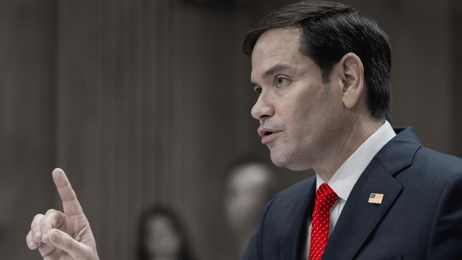 خبرگزاری بانو: ایالات متحده از طراحی یک برنامه سه‌مرحله‌ای برای ونزوئلای پس از نیکولاس مادورو خبر داده است؛ طرحی که به گفته مقام‌های آمریکایی با هدف «ثبات‌بخشی، بازسازی و گذار سیاسی» تدوین شده، اما در داخل آمریکا و در سطح بین‌المللی با انتقادهای جدی روبه‌رو شده است. بر اساس گزارش خبرگزاری رویترز، مارکو روبیو، وزیر امور خارجه آمریکا، گفته است که مرحله نخست این طرح بر مهار بحران امنیتی و جلوگیری از فروپاشی کامل ونزوئلا متمرکز خواهد بود. با این حال، او هم‌زمان تأکید کرده که در این مرحله، واشنگتن از «کنترل و نفوذ گسترده» بر مقامات موقت حاکم در کاراکاس برخوردار خواهد بود؛ عبارتی که از نگاه منتقدان، بیش از آن‌که به ثبات‌سازی شباهت داشته باشد، بوی قیمومت سیاسی می‌دهد. در مرحله دوم، تمرکز اصلی برنامه به‌طور آشکار بر منابع نفتی ونزوئلا قرار دارد. به گفته روبیو، دولت ترامپ در نظر دارد بین ۳۰ تا ۵۰ میلیون بشکه نفت خام ونزوئلا را تصاحب کرده و در بازار جهانی به فروش برساند؛ درآمدی که قرار است تحت نظارت مستقیم ایالات متحده مدیریت شود. هرچند وزیر خارجه آمریکا ادعا کرده است که این منابع مالی برای بازسازی کشور و جلوگیری از بازتولید فساد استفاده خواهد شد، منتقدان این رویکرد را نمونه‌ای از «کنترل اقتصادی اجباری» و مصادره منابع یک کشور مستقل می‌دانند. در همین چارچوب، واشنگتن قصد دارد دسترسی شرکت‌های نفتی آمریکایی و غربی را به بازار انرژی ونزوئلا تضمین کرده و ساختار این صنعت را مطابق منافع خود بازآرایی کند. مرحله سوم این طرح به «گذار سیاسی» اختصاص دارد؛ مرحله‌ای که شامل آشتی ملی، آزادی زندانیان سیاسی، بازگشت تبعیدیان و بازسازی جامعه مدنی عنوان شده و در نهایت قرار است به انتقال قدرت به یک دولت جدید بینجامد. با این حال، روبیو صراحتاً گفته که زمان‌بندی این گذار روشن نیست و آمریکا همچنان نفت را به‌عنوان اهرم فشار حفظ خواهد کرد. منتقدان این برنامه هشدار می‌دهند که تجربه‌های مشابه در عراق، افغانستان و لیبیا نشان داده است که «بازسازی‌های هدایت‌شده از بیرون» نه‌تنها به ثبات پایدار منجر نشده، بلکه در بسیاری موارد به بی‌ثباتی، وابستگی و تضعیف حاکمیت ملی کشورها انجامیده است. از همین رو، طرح آمریکا برای ونزوئلا بیش از آن‌که به‌عنوان برنامه نجات دیده شود، از نگاه مخالفان، تلاشی تازه برای مهندسی سیاسی و اقتصادی یک کشور دیگر ارزیابی می‌شود.