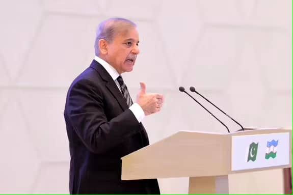 خبرگزاری بانو: شهباز شریف، نخست‌وزیر پاکستان یک بار دیگر طالبان را به نافرمانی از دستورات این کشور متهم کرده و می‌گوید که طالبان به هیچ‌ یک از توصیه‌های اسلام‌آباد توجه نکرده است. او گفته که پاکستان بارها وزیر دفاع خود را برای گفتگو به کابل فرستاده، اما این تلاش‌ها نتیجه‌ای در پی نداشته است. شهباز شریف، روز سه‌شنبه ۳۰ جدی، در گفتگو با اشتراک‌کنندگان یک ورکشاپ ملی در اسلام‌آباد گفت که بر اساس توافق‌نامه دوحه، نباید از خاک افغانستان برای فعالیت‌های تروریستی استفاده شود، اما به گفته او، این تعهد بارها نقض شده است. آقای شریف افزود، اکنون لازم است روشن شود آیا افغانستان می‌خواهد در صلح زندگی کند یا خیر. نخست وزیر پاکستان هشدار داد که این کشور در برابر «نادیده‌گرفتن مکرر تعهدها» واکنش نشان خواهد داد. او همچنان طالبان را به ناتوانی در مهار گروه‌های تروریستی متهم کرد و هشدار داد ادامه این وضعیت می‌تواند ثبات افغانستان و روابط دوجانبه را زیر سؤال ببرد. این درحالی است که وزیر داخله طالبان نیز به تازگی در سخنان هشدارآمیز در ولسوالی برمل پکتیکا، استفاده از زور را راه‌حل مشکلات ندانسته و گفته که خون جوانان ما هنوز می‌جوشد و در برابر هیچ‌کس کوتاه نمی‌آیند.