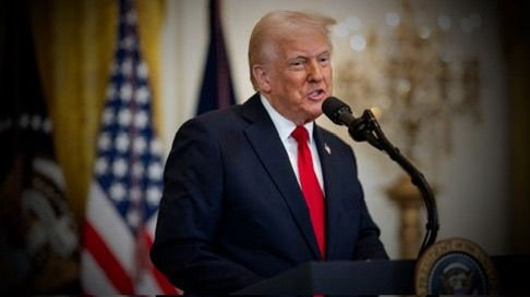 خبرگزاری بانو: دونالد ترامپ، رئیس‌جمهور ایالات متحده اعلام کرده است که به‌دنبال آنچه «همکاری مثبت» مقام‌های ونزوئلایی خوانده، تصمیم به لغو موج دوم حملات نظامی علیه این کشور گرفته است. ترامپ روز جمعه، ۱۹ جدی، در پیامی در شبکه اجتماعی «تروث سوشیال» نوشت که با توجه به تحولات اخیر، به نظر می‌رسد دیگر نیازی به ادامه عملیات نظامی وجود ندارد. او مدعی شد که آزادی شماری از زندانیان سیاسی در ونزوئلا و همکاری کاراکاس با امریکا در زمینه بازسازی زیرساخت‌های نفت و گاز، نشانه‌هایی از «تمایل به صلح» است. رئیس‌جمهور امریکا همچنین اعلام کرد که قرار است در همین روز با نمایندگان برخی از شرکت‌های بزرگ نفتی در کاخ سفید دیدار کند؛ دیداری که به گفته او، می‌تواند به سرمایه‌گذاری حدود ۱۰۰ میلیارد دالر در صنعت نفت ونزوئلا منجر شود. این اظهارات در حالی مطرح می‌شود که پس از بازداشت نیکلاس مادورو، رئیس‌جمهور ونزوئلا، رهبری حکومت موقت این کشور به دلسی رودریگز، معاون پیشین ریاست‌جمهوری، سپرده شده است. ایالات متحده بامداد شنبه هفته جاری به کاراکاس حمله کرد و مادورو را به همراه همسرش بازداشت و به نیویورک منتقل نمود. این زوج که از سوی امریکا به اتهام «تروریسم مرتبط با قاچاق مواد مخدر» تحت پیگرد قرار گرفته‌اند، در دادگاه فدرال نیویورک حاضر شده و تمامی اتهامات را رد کرده‌اند. پس از این بازداشت‌ها، واشینگتن کنترل و نظارت خود بر صنعت نفت ونزوئلا و روند خرید و فروش نفت این کشور را تشدید کرده و چندین کشتی نفت‌کش، از جمله نفت‌کش «مارینرا» با پرچم روسیه، را متوقف ساخته است. تحولات اخیر، آینده سیاسی و اقتصادی ونزوئلا و نقش ایالات متحده در مدیریت منابع انرژی این کشور را به یکی از محورهای اصلی بحث و نگرانی در سطح منطقه و جهان تبدیل کرده است.