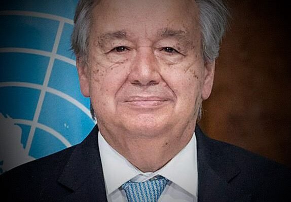 خبرگزاری بانو: سازمان ملل متحد اعلام کرده است که با وجود تصمیم تازه دولت دونالد ترامپ برای خروج ایالات متحده از ده‌ها نهاد بین‌المللی، از جمله شماری از نهادهای وابسته به ملل متحد، این سازمان به فعالیت‌ها و مأموریت‌های خود بدون وقفه ادامه خواهد داد. آنتونیو گوترش، دبیرکل سازمان ملل متحد، با ابراز تأسف از این تصمیم، تأکید کرده است که سازمان ملل نهادی مبتنی بر تعهدات جمعی کشورها است و مأموریت‌های آن بر اساس توافق‌ها و قطعنامه‌های تصویب‌شده اعضا پیش برده می‌شود، نه تصمیم‌های یک‌جانبه دولت‌ها. گوترش افزوده است که سازمان ملل همچنان به نقش خود در زمینه حفظ صلح و امنیت بین‌المللی، کمک‌های بشردوستانه، توسعه پایدار و حمایت از حقوق بشر متعهد باقی می‌ماند و همکاری با سایر کشورهای عضو ادامه خواهد داشت. این اظهارات در حالی مطرح می‌شود که تصمیم تازه واشینگتن واکنش‌های گسترده‌ای را در سطح بین‌المللی برانگیخته و شماری از کشورها نسبت به تضعیف نهادهای چندجانبه و پیامدهای آن برای نظم جهانی هشدار داده‌اند. سازمان ملل تأکید دارد که چندجانبه‌گرایی همچنان ستون اصلی همکاری جهانی باقی خواهد ماند، حتی اگر برخی کشورها مسیر متفاوتی را برگزینند.