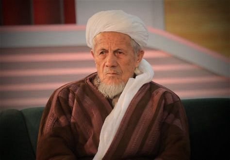 خبرگزاری بانو: محمد اکبری، معاون شورای علمای شیعه افغانستان، از طالبان خواسته است که دست‌کم ۱۰ درصد از عواید معادن بامیان را به این ولایت اختصاص دهند و در روند استخراج، از نیروی کار محلی استفاده شود؛ درخواستی که در شرایط نارضایتی گسترده از نحوه مدیریت منابع طبیعی افغانستان مطرح شده است. تلویزیون دولتی طالبان گزارش داده است که آقای اکبری این اظهارات را روز چهارشنبه در مراسم معرفی گل‌حیدر شفق، والی تازه‌منصوب طالبان در بامیان بیان کرده است. او تأکید کرده که انتقال برق از پلخمری به بامیان، تکمیل جاده دوشی–بامیان، اختصاص سهمی از عواید معادن و استخدام کارگران محلی، از مطالبات اساسی باشندگان بامیان به شمار می‌رود. با این حال، درخواست‌های مطرح‌شده در حالی بیان می‌شود که طالبان پیش‌تر قراردادهای استخراج معادن بامیان را با شرکت‌هایی امضا کرده‌اند که منافع مستقیم آن بیشتر به ولایت‌های دیگر از جمله قندهار، خوست، ارزگان و هرات اختصاص یافته است. بر اساس اعلام وزارت معادن طالبان، این شرکت‌ها در برابر استخراج پنج معدن سرب و جست در بامیان، متعهد به ساخت جاده در ولایت‌های جنوبی و غربی و همچنین احداث ساختمان دانشگاه در ولایت میدان وردک شده‌اند؛ اقدامی که بار دیگر پرسش‌هایی جدی درباره عدالت منطقه‌ای و توزیع عواید برانگیخته است. در حالی که طالبان تلاش دارند استخراج معادن را به منبع اصلی درآمد خود بدل کنند، نحوه واگذاری قراردادها و مصرف عواید با اعتراض‌های فزاینده به‌ویژه در شمال افغانستان روبه‌رو شده است. باشندگان مناطق دارای ذخایر معدنی، از جمله طلا، می‌گویند که معادن در ولایت‌های‌شان استخراج می‌شود، اما سود آن نصیب مناطق دیگر می‌گردد. منتقدان هشدار می‌دهند که تداوم این روند نه‌تنها بی‌اعتمادی عمومی را افزایش می‌دهد، بلکه می‌تواند شکاف‌های اجتماعی و منطقه‌ای را در کشوری که از بحران مشروعیت و توسعه رنج می‌برد، عمیق‌تر کند.