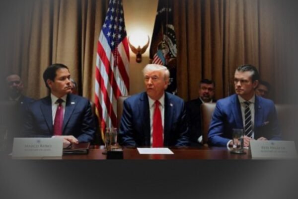 خبرگزاری بانو: گزارش‌ها حاکی است که دونالد ترمپ، رئیس جمهور ایالات متحده، ساعاتی پیش نشست مهم امنیتی را در کاخ سفید برگزار کرده است. هنوز از محتوای این نشست جزئیاتی هم‌رسانی نشده، اما رئیس‌جمهور امریکا دقایقی پس از این نشست، از معترضان ایرانی خواست که به اعتراضات خود ادامه دهند. رئیس‌جمهور ایالات متحده در یادداشتی در شبکه اجتماعی «تروث‌سوشال» نوشت: «وطن‌پرستان ایرانی، به اعتراض ادامه دهید. نهادهای دولتی را تصرف کنید. نام قاتلان و آزارگران را ثبت کنید. آن‌ها بهای گزافی خواهند پرداخت. من تمام مذاکرات با مقام‌های ایرانی را تا توقف کشتار بی‌معنی معترضان، لغو کرده‌ام. کمک در راه است. عظمت را به ایران برگردانیم.» با این حال، روسیه هرگونه دخالت و تهدیدهای خارجی نسبت به فرایندهای سیاسی در ایران را غیرقابل پذیرش خوانده است. ماریا زاخارووا، سخنگوی وزارت خارجه روسیه گفته است: تهدیدهای واشنگتن برای یورش‌های جدید به ایران «به طور قاطع پذیرفتنی نیست» زاخارووا افزوده که روسیه هرگونه دخالت ویرانگر خارجی در فرآیندهای سیاسی داخلی ایران را به شدت نکوهش می‌کند. او اعتراضات اخیر ایران را مصنوعی خوانده که به گفته‌ای از سوی خارجی‌ها تحریک شده است. زاخارووا افزوده که نیروهای خارجی در تلاش برای نابودی دولت ایران هستند و از روش‌های انقلاب‌های رنگی کار می گیرند. سخنگوی وزارت خارجه روسیه گفته که وضعیت در ایران به سمت ثبات در حرکت است. او در عین حال از شهروندان روسی حاضر در ایران خواسته که اقدامات احتیاطی را رعایت کنند.