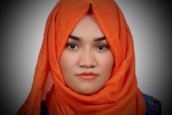 خبرگزاری بانو: منابع محلی در ولایت کندز تأیید می‌کنند که ناظره رشیدی، خبرنگار زن، از چهار روز به این‌سو توسط نیروهای استخبارات طالبان بازداشت شده است. به گفته منابع، این خبرنگار صبح روز سه‌شنبه پس از دریافت یک تماس تلفنی، هنگام خروج از منزل توسط افراد وابسته به استخبارات طالبان بازداشت شده است. منابع می‌افزایند که وضعیت جسمی او در زمان بازداشت مناسب نبوده و همین موضوع نگرانی‌ها درباره سلامت وی را بیشتر کرده است. بر بنیاد اطلاعات به‌دست‌آمده، ناظره رشیدی پیش از این نیز بارها از سوی افراد ناشناس تحت فشار و تهدید قرار گرفته بود تا فعالیت‌های رسانه‌ای خود را متوقف کند. پس از بازداشت، خانواده او تنها یک تصویر از وی را در قوماندانی طالبان دیده‌اند که به گفته منابع، نشان‌دهنده وضعیت نگران‌کننده او بوده است. منابع محلی و نزدیکان این خبرنگار از نهادهای حقوق بشری، سازمان‌های بین‌المللی و نهادهای حامی خبرنگاران خواسته‌اند که برای آزادی فوری ناظره رشیدی و تأمین امنیت او اقدام عملی انجام دهند. این رویداد در شرایطی رخ می‌دهد که پس از بازگشت طالبان به قدرت، محدودیت‌ها بر رسانه‌ها به‌گونه بی‌پیشینه افزایش یافته و زنان خبرنگار بیش از دیگران در معرض بازداشت، تهدید و حذف از فضای رسانه‌ای قرار دارند. در بیش از چهار سال گذشته، شمار زیادی از خبرنگاران به‌ویژه زنان، ناچار به ترک کشور شده‌اند یا فعالیت حرفه‌ای خود را متوقف کرده‌اند.