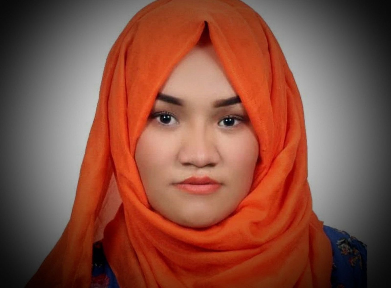 خبرگزاری بانو: منابع محلی در ولایت کندز تأیید می‌کنند که ناظره رشیدی، خبرنگار زن، از چهار روز به این‌سو توسط نیروهای استخبارات طالبان بازداشت شده است. به گفته منابع، این خبرنگار صبح روز سه‌شنبه پس از دریافت یک تماس تلفنی، هنگام خروج از منزل توسط افراد وابسته به استخبارات طالبان بازداشت شده است. منابع می‌افزایند که وضعیت جسمی او در زمان بازداشت مناسب نبوده و همین موضوع نگرانی‌ها درباره سلامت وی را بیشتر کرده است. بر بنیاد اطلاعات به‌دست‌آمده، ناظره رشیدی پیش از این نیز بارها از سوی افراد ناشناس تحت فشار و تهدید قرار گرفته بود تا فعالیت‌های رسانه‌ای خود را متوقف کند. پس از بازداشت، خانواده او تنها یک تصویر از وی را در قوماندانی طالبان دیده‌اند که به گفته منابع، نشان‌دهنده وضعیت نگران‌کننده او بوده است. منابع محلی و نزدیکان این خبرنگار از نهادهای حقوق بشری، سازمان‌های بین‌المللی و نهادهای حامی خبرنگاران خواسته‌اند که برای آزادی فوری ناظره رشیدی و تأمین امنیت او اقدام عملی انجام دهند. این رویداد در شرایطی رخ می‌دهد که پس از بازگشت طالبان به قدرت، محدودیت‌ها بر رسانه‌ها به‌گونه بی‌پیشینه افزایش یافته و زنان خبرنگار بیش از دیگران در معرض بازداشت، تهدید و حذف از فضای رسانه‌ای قرار دارند. در بیش از چهار سال گذشته، شمار زیادی از خبرنگاران به‌ویژه زنان، ناچار به ترک کشور شده‌اند یا فعالیت حرفه‌ای خود را متوقف کرده‌اند.