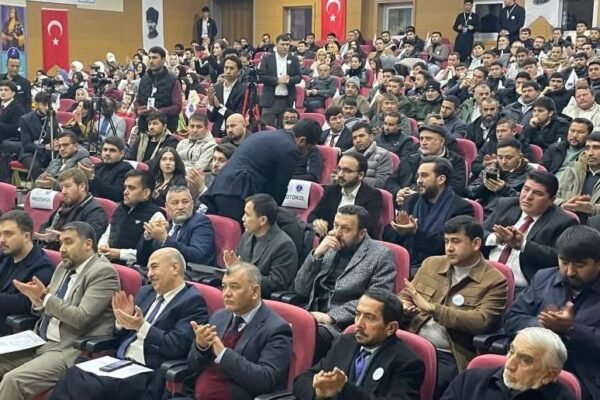 خبرگزاری بانو: هم‌زمان با ۲۲مین سال‌روز به‌رسمیت‌شناخته‌شدن زبان‌های اوزبیکی و ترکمنی در قانون اساسی افغانستان، مراسمی به این مناسبت روز یک‌شنبه، ۱۴ جدی، در شهر انقره برگزار شد. این گردهمایی با حضور شماری از فعالان مدنی و فرهنگی مهاجران افغانستان برگزار شد و سخن‌رانان در آن بر اهمیت، جایگاه و ضرورت حفظ و گسترش زبان‌های اوزبیکی و ترکمنی تأکید کردند. بر بنیاد گفته‌های اشتراک‌کنندگان، ۲۲ سال پیش و در جریان برگزاری لویه‌جرگه قانون اساسی، نمایندگان اوزبیک و ترکمن با پافشاری بر حقوق زبانی، خواستار رسمی‌شدن زبان‌های مادری خود شدند. پس از هفته‌ها گفت‌وگو و چالش، در نهایت زبان‌های اوزبیکی، ترکمنی، پشه‌ای و نورستانی به‌عنوان زبان‌های رسمی سوم کشور، پس از فارسی و پشتو، در قانون اساسی افغانستان پذیرفته شدند. با وجود آن‌که پس از تسلط طالبان قانون اساسی افغانستان عملاً از اعتبار ساقط شده است، فعالان مدنی اوزبیک هر سال این روز را به‌منظور زنده‌نگه‌داشتن هویت زبانی و مطالبه حقوق فرهنگی، گرامی می‌دارند.