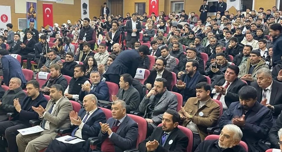 خبرگزاری بانو: هم‌زمان با ۲۲مین سال‌روز به‌رسمیت‌شناخته‌شدن زبان‌های اوزبیکی و ترکمنی در قانون اساسی افغانستان، مراسمی به این مناسبت روز یک‌شنبه، ۱۴ جدی، در شهر انقره برگزار شد. این گردهمایی با حضور شماری از فعالان مدنی و فرهنگی مهاجران افغانستان برگزار شد و سخن‌رانان در آن بر اهمیت، جایگاه و ضرورت حفظ و گسترش زبان‌های اوزبیکی و ترکمنی تأکید کردند. بر بنیاد گفته‌های اشتراک‌کنندگان، ۲۲ سال پیش و در جریان برگزاری لویه‌جرگه قانون اساسی، نمایندگان اوزبیک و ترکمن با پافشاری بر حقوق زبانی، خواستار رسمی‌شدن زبان‌های مادری خود شدند. پس از هفته‌ها گفت‌وگو و چالش، در نهایت زبان‌های اوزبیکی، ترکمنی، پشه‌ای و نورستانی به‌عنوان زبان‌های رسمی سوم کشور، پس از فارسی و پشتو، در قانون اساسی افغانستان پذیرفته شدند. با وجود آن‌که پس از تسلط طالبان قانون اساسی افغانستان عملاً از اعتبار ساقط شده است، فعالان مدنی اوزبیک هر سال این روز را به‌منظور زنده‌نگه‌داشتن هویت زبانی و مطالبه حقوق فرهنگی، گرامی می‌دارند.