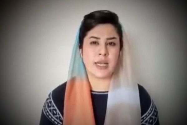 شماری از فعالان حقوق بشر و کنشگران مدنی افغانستان با ارسال نامه‌ای سرگشاده به گزارشگران ویژه حقوق بشر سازمان ملل متحد، نسبت به آنچه «تبعیض سازمان‌یافته و سیستماتیک علیه زبان فارسی دری» خوانده‌اند، اعتراض کرده و خواستار انجام تحقیق مستقل و اتخاذ اقدام‌های فوری بین‌المللی شده‌اند. در این نامه تأکید شده است که سیاست‌های گروه حاکم در افغانستان، از زمان بازگشت طالبان به قدرت در ۱۵ آگست ۲۰۲۱، به‌گونه تدریجی اما هدفمند، موجب به‌حاشیه‌راندن زبان فارسی دری شده است. به گفته امضاکنندگان، این روند طی نزدیک به چهار سال گذشته، نظام آموزشی، اسناد و مکاتبات رسمی، رسانه‌ها و ساختارهای اداری را در بر گرفته و حقوق زبانی و فرهنگی میلیون‌ها شهروند فارسی‌زبان را به‌طور مستقیم نقض کرده است. فعالان مدنی هشدار داده‌اند که این اقدامات تنها مصداق تبعیض سیستماتیک نیست، بلکه تهدیدی جدی علیه هویت تاریخی، فرهنگی و چندزبانی افغانستان به‌شمار می‌رود. آنان یادآور شده‌اند که زبان فارسی دری، به‌عنوان یکی از زبان‌های ملی و میراث کهن کشور، ریشه‌ای عمیق در تاریخ، فرهنگ و هویت مشترک میلیون‌ها انسان در این جغرافیا و فراتر از آن دارد. در بخشی از نامه آمده است که حذف و سرکوب زبان فارسی دری، نقض آشکار حقوق فرهنگی و زبانی شهروندان و بی‌توجهی صریح به اصل برابری و تنوع فرهنگی است. نویسندگان نامه از شورای حقوق بشر سازمان ملل متحد خواسته‌اند تا با بررسی دقیق این ادعاها، طالبان را به رعایت حقوق زبانی، فرهنگی و انسانی همه شهروندان افغانستان ملزم سازد. این کنشگران تأکید کرده‌اند که دفاع از زبان فارسی دری بخشی جدایی‌ناپذیر از مبارزه آنان برای عدالت، برابری، کرامت انسانی و تضمین حقوق همه شهروندان افغانستان، فارغ از زبان، قومیت و باورهایشان است. ویدا ابدالی ۱۸ جدی ۱۴۰۴