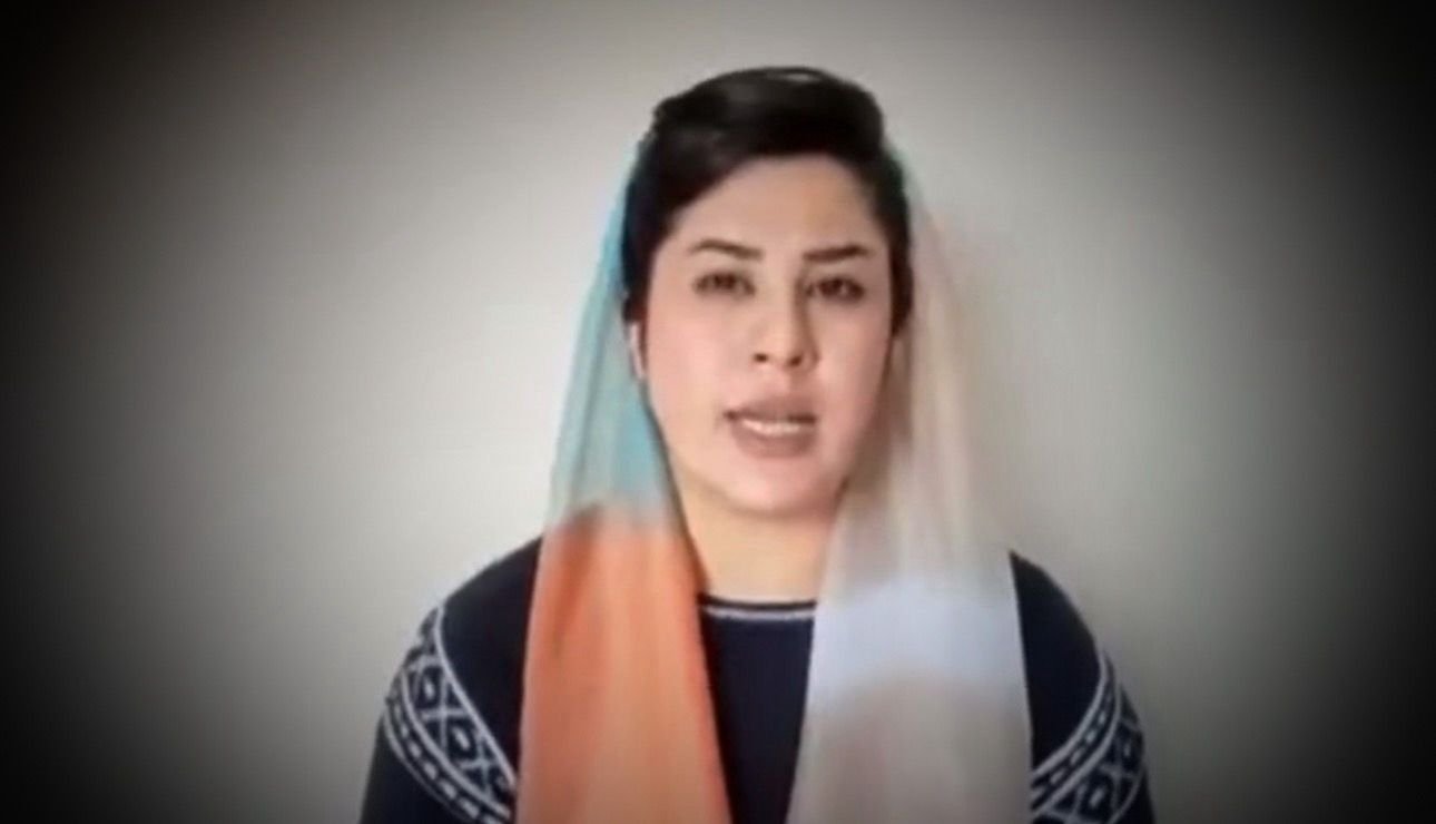 شماری از فعالان حقوق بشر و کنشگران مدنی افغانستان با ارسال نامه‌ای سرگشاده به گزارشگران ویژه حقوق بشر سازمان ملل متحد، نسبت به آنچه «تبعیض سازمان‌یافته و سیستماتیک علیه زبان فارسی دری» خوانده‌اند، اعتراض کرده و خواستار انجام تحقیق مستقل و اتخاذ اقدام‌های فوری بین‌المللی شده‌اند. در این نامه تأکید شده است که سیاست‌های گروه حاکم در افغانستان، از زمان بازگشت طالبان به قدرت در ۱۵ آگست ۲۰۲۱، به‌گونه تدریجی اما هدفمند، موجب به‌حاشیه‌راندن زبان فارسی دری شده است. به گفته امضاکنندگان، این روند طی نزدیک به چهار سال گذشته، نظام آموزشی، اسناد و مکاتبات رسمی، رسانه‌ها و ساختارهای اداری را در بر گرفته و حقوق زبانی و فرهنگی میلیون‌ها شهروند فارسی‌زبان را به‌طور مستقیم نقض کرده است. فعالان مدنی هشدار داده‌اند که این اقدامات تنها مصداق تبعیض سیستماتیک نیست، بلکه تهدیدی جدی علیه هویت تاریخی، فرهنگی و چندزبانی افغانستان به‌شمار می‌رود. آنان یادآور شده‌اند که زبان فارسی دری، به‌عنوان یکی از زبان‌های ملی و میراث کهن کشور، ریشه‌ای عمیق در تاریخ، فرهنگ و هویت مشترک میلیون‌ها انسان در این جغرافیا و فراتر از آن دارد. در بخشی از نامه آمده است که حذف و سرکوب زبان فارسی دری، نقض آشکار حقوق فرهنگی و زبانی شهروندان و بی‌توجهی صریح به اصل برابری و تنوع فرهنگی است. نویسندگان نامه از شورای حقوق بشر سازمان ملل متحد خواسته‌اند تا با بررسی دقیق این ادعاها، طالبان را به رعایت حقوق زبانی، فرهنگی و انسانی همه شهروندان افغانستان ملزم سازد. این کنشگران تأکید کرده‌اند که دفاع از زبان فارسی دری بخشی جدایی‌ناپذیر از مبارزه آنان برای عدالت، برابری، کرامت انسانی و تضمین حقوق همه شهروندان افغانستان، فارغ از زبان، قومیت و باورهایشان است. ویدا ابدالی ۱۸ جدی ۱۴۰۴