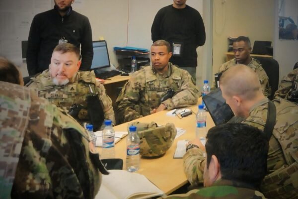 مسیح کاظمی، از نظامیان دولت پیشین افغانستان، از سوی پولیس پاکستان در اسلام‌آباد بازداشت شده است. منابع نزدیک به خانواده او می‌گویند این بازداشت شامگاه گذشته زمانی صورت گرفت که آقای کاظمی پس از اشتراک در یک محفل دوستانه، در مسیر بازگشت به خانه بود. به گفته همسر او، نیروهای پولیس پاکستان موتر حامل آنان را در راه متوقف کرده و بدون ارائه توضیح مشخص، مسیح کاظمی را با خود برده‌اند. از سرنوشت و محل نگهداری وی تاکنون معلومات روشنی در دست نیست. این رویداد در حالی رخ می‌دهد که نگرانی‌ها از اخراج و رد مرز اجباری نظامیان پیشین افغانستان از پاکستان و ایران به‌شدت افزایش یافته است. فعالان حقوق بشر هشدار می‌دهند که رد مرز این افراد، عملاً به‌معنای تحویل‌دادن آنان به زندان، شکنجه و حتا مرگ در افغانستان تحت حاکمیت طالبان است؛ سرنوشتی که پیش از این نیز برای شماری از بازگشت‌کنندگان گزارش شده است. با وجود این هشدارها، جامعه جهانی و سازمان ملل متحد تاکنون واکنش مؤثر و عملی برای حفاظت از این افراد نشان نداده‌اند. منتقدان می‌گویند سکوت نهادهای بین‌المللی در برابر بازداشت و اخراج اجباری نظامیان پیشین، زمینه تداوم نقض سیستماتیک حقوق بشر را فراهم کرده و جان صدها تن را در معرض خطر جدی قرار داده است. هرچند طالبان مدعی «عفو عمومی» شده‌اند، اما گزارش‌های معتبر از بازداشت، ناپدیدشدن اجباری و شکنجه نظامیان دولت پیشین نشان می‌دهد که این ادعاها در عمل بی‌پشتوانه است. در چنین شرایطی، بازگرداندن اجباری نظامیان پیشین از سوی پولیس پاکستان، بدون تضمین‌های بین‌المللی، به‌مثابه فرستادن آنان به سرنوشت نامعلوم تلقی می‌شود. ناظران از سازمان ملل و نهادهای بین‌المللی می‌خواهند که مسئولیت انسانی و حقوقی خود را جدی بگیرند، از رد مرز اجباری نظامیان پیشین جلوگیری کنند و برای حمایت فوری از جان افراد در معرض خطر، اقدام عملی و فوری انجام دهند.