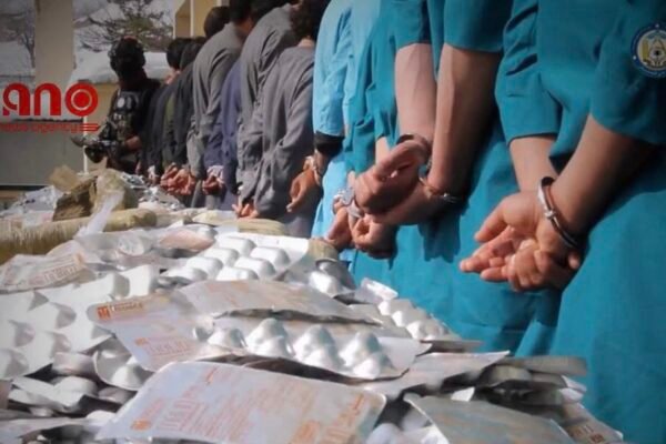 خبرگزاری بانو: فرماندهی امنیه طالبان در کابل از بازداشت یک باند ۱۸ نفره فروش مواد مخدر در ولسوالی فرزه خبر داده است. بر اساس اطلاعات دفتر مطبوعات و روابط عمومی این فرماندهی، نیروهای امنیتی در ولسوالی فرزه طی یک سلسله عملیات کشفی موفق شدند این باند را که در بخش‌های مختلف اقدام به فروش مواد مخدر به شهروندان می‌کرد، شناسایی و بازداشت کنند. به گفته مقام‌های امنیتی طالبان، از نزد افراد بازداشت‌شده مقدار قابل توجهی مواد مخدر و اقلام مرتبط به‌دست آمده است که شامل ۳۲ هزار و ۷۹۶ قرص نشه‌آور نوع «زیکپ»، ۱۳ هزار و ۳۲۹ قرص «تابلیٹ کا»، حدود ۲۳.۵ کیلوگرام چرس و هفت عراده موتر می‌باشد. فرماندهی امنیه کابل طالبان افزوده است که تمامی مظنونان به ارتکاب جرم اعتراف کرده‌اند و بررسی‌های بیشتر در مورد این پرونده جریان دارد. این رویداد روز یک شنبه، ۱۲ دلو ۱۴۰۴ انجام شده است.